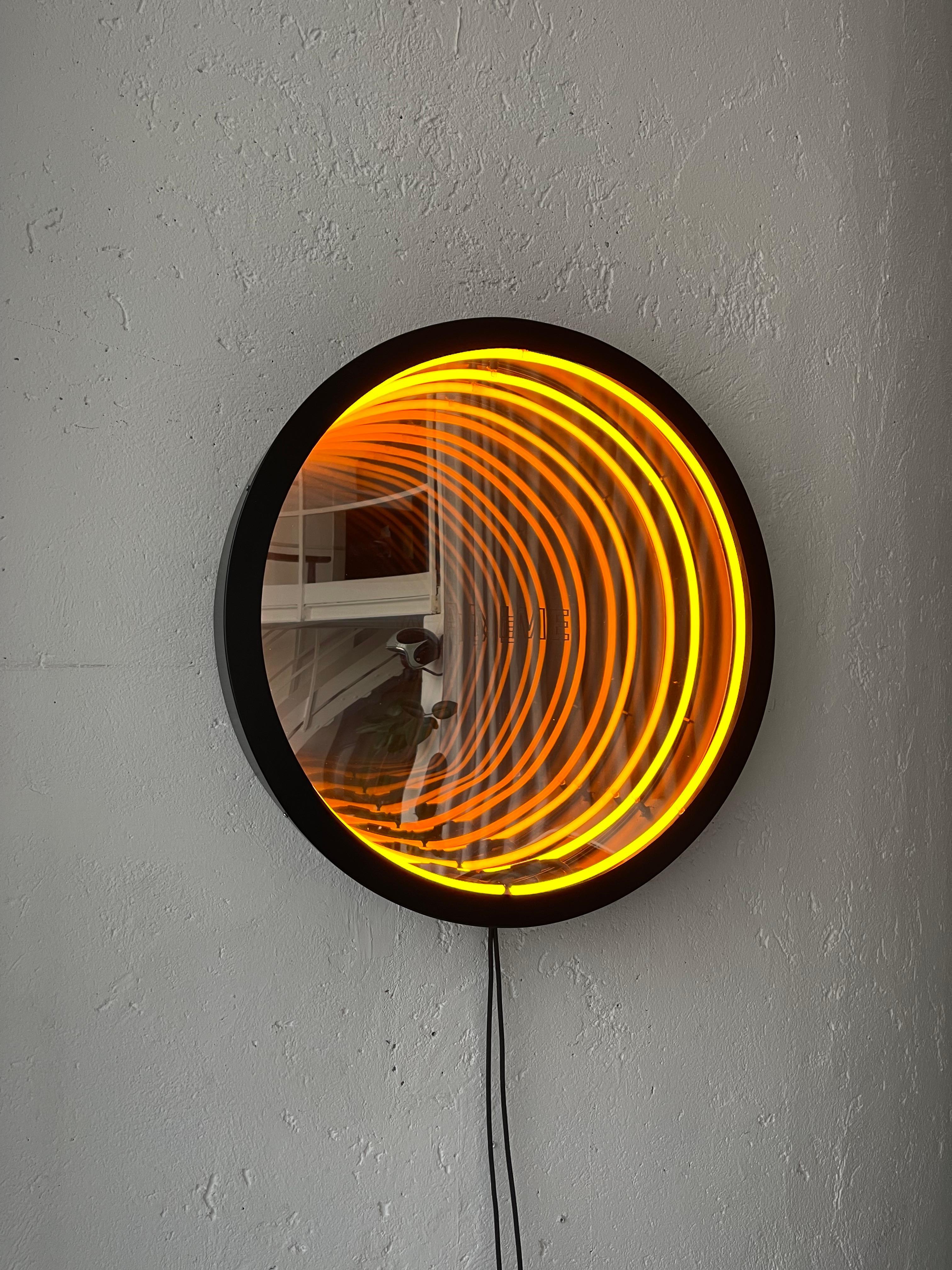 Neonkunst, zeitgenössisches Spiegelkunstwerk, moderne Leuchte