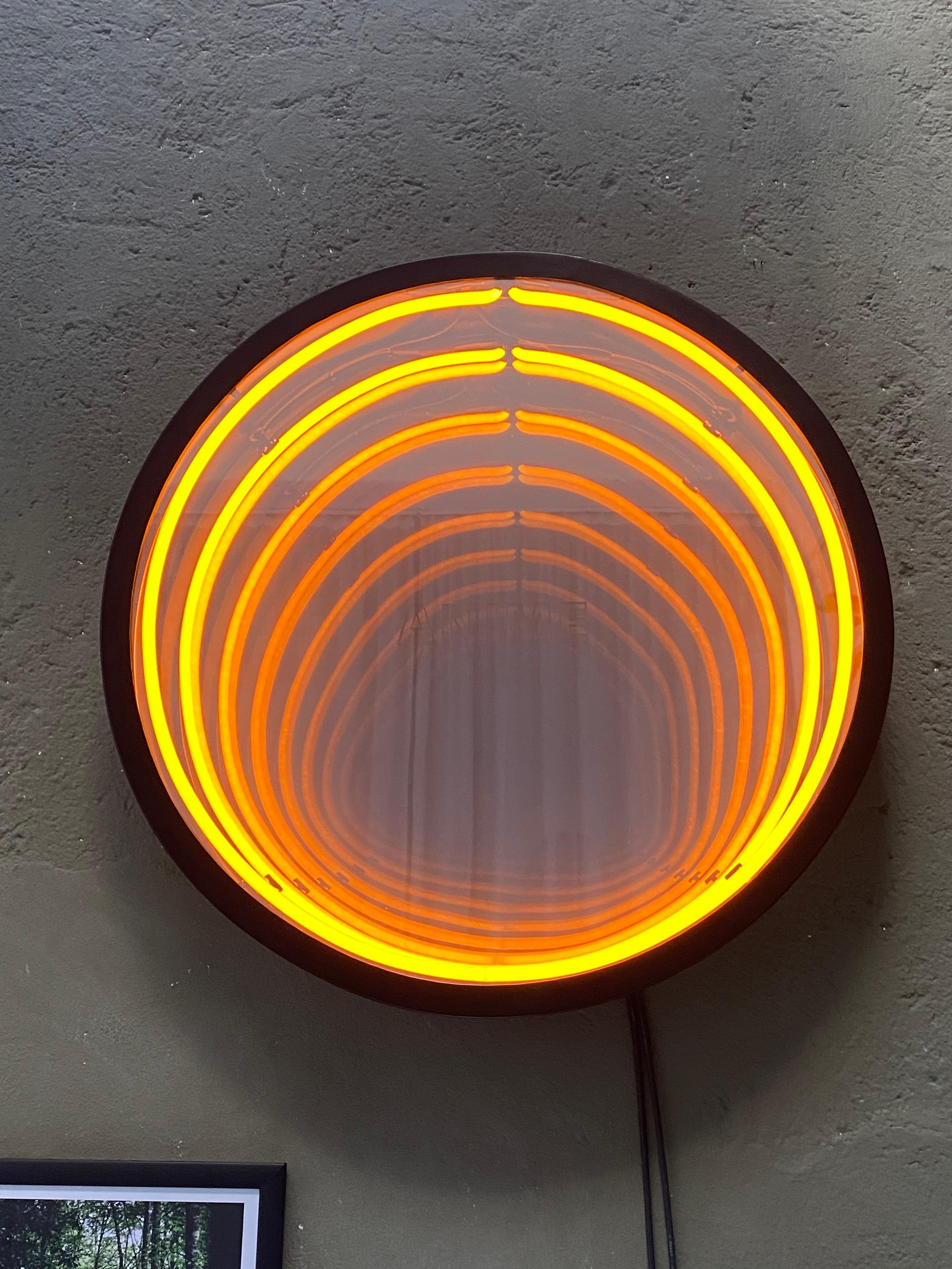 Neonkunst, zeitgenössisches Spiegelkunstwerk, moderne Leuchte