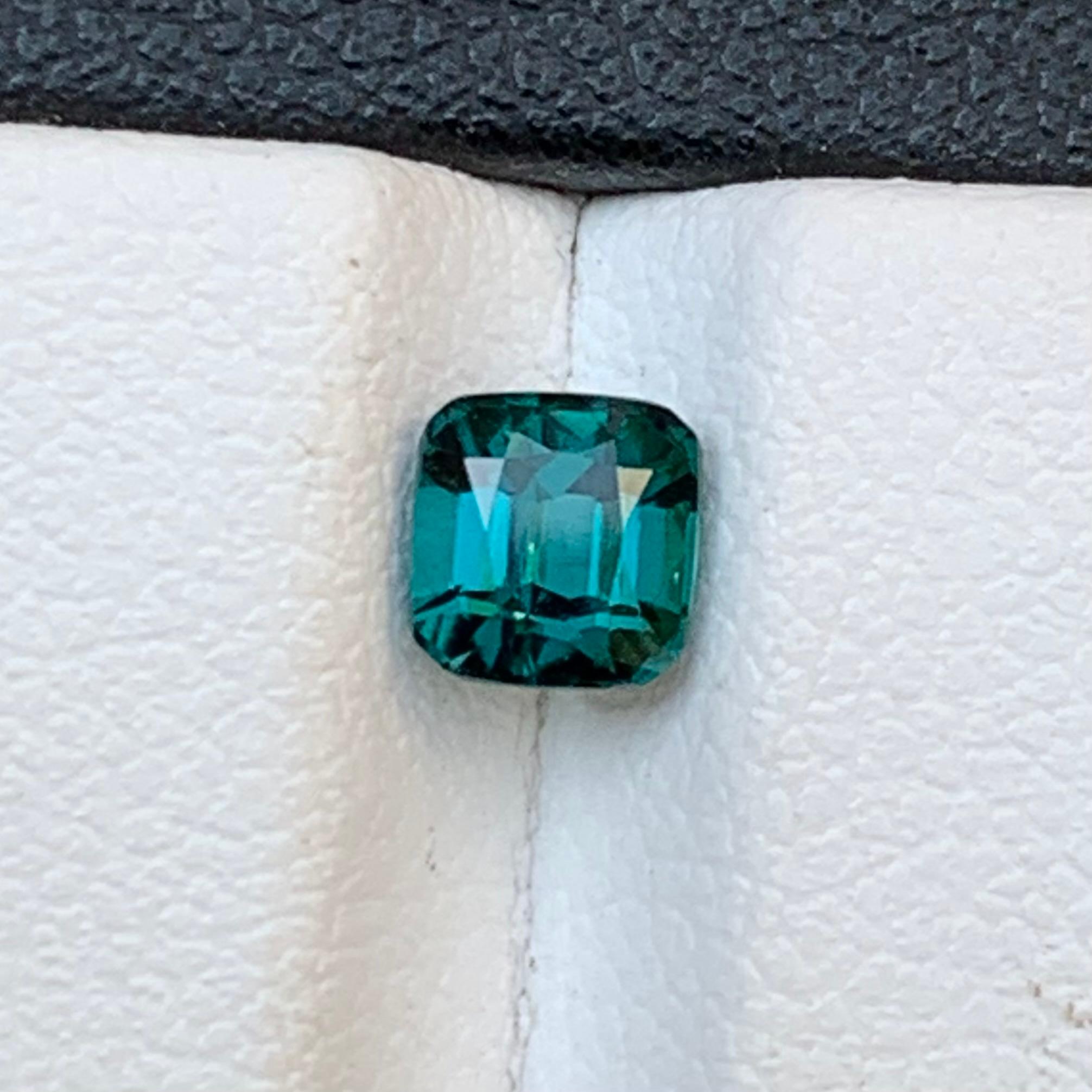 Rara gemma sfusa di tormalina naturale blu neon per un anello speciale o qualsiasi altro gioiello - taglio a cuscino quadrato da Kunar, Afghanistan!!!

💎 TIPO DI GEMMA: Tormalina
⚖️ PESO: 0,70 Carati
FORMA E TAGLIO: Cuscino quadrato
📏 DIMENSIONE