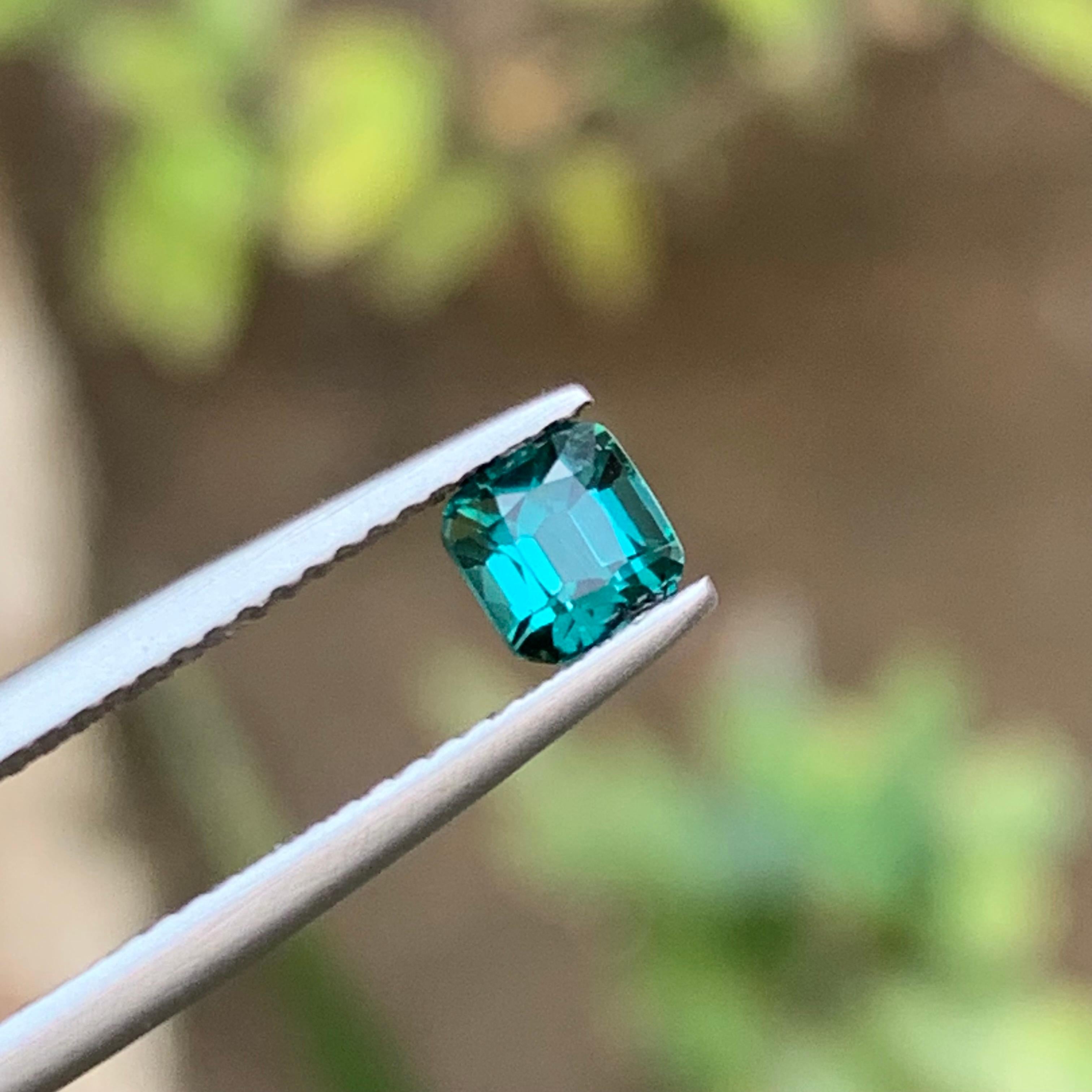 Taglio cuscino Anello con tormalina naturale blu neon, pietra preziosa da 0,70 carati taglio cuscino quadrato - Gioielli in vendita
