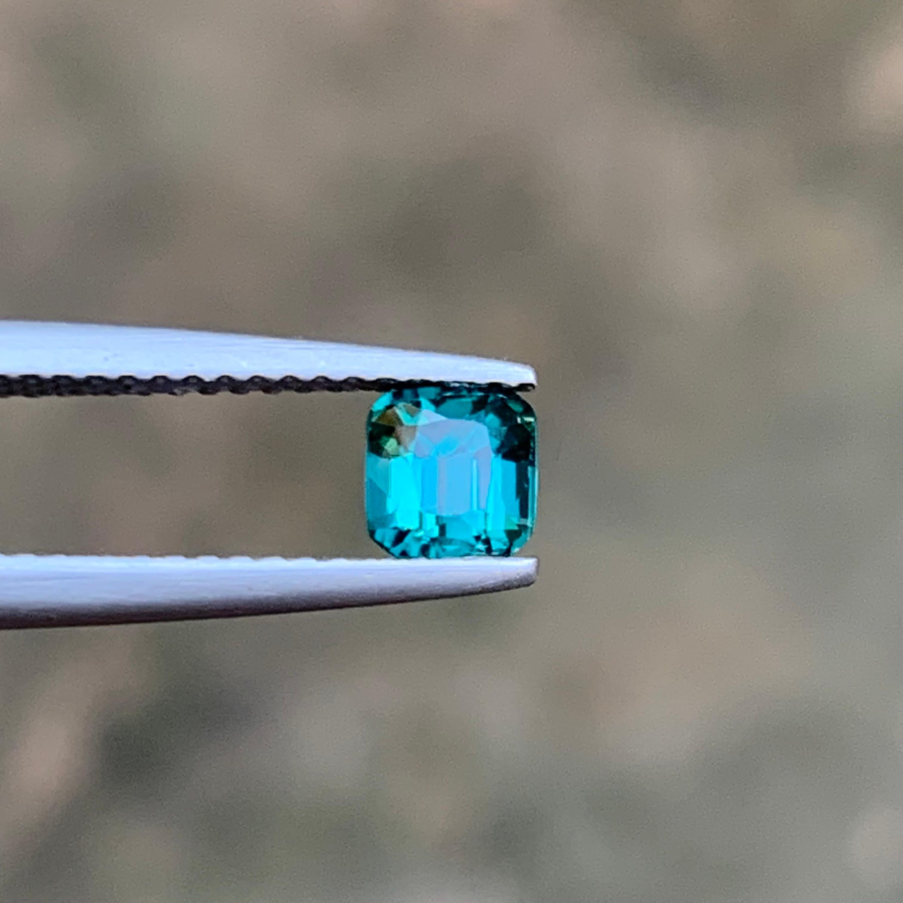 Anello con tormalina naturale blu neon, pietra preziosa da 0,70 carati taglio cuscino quadrato - Gioielli in vendita 1