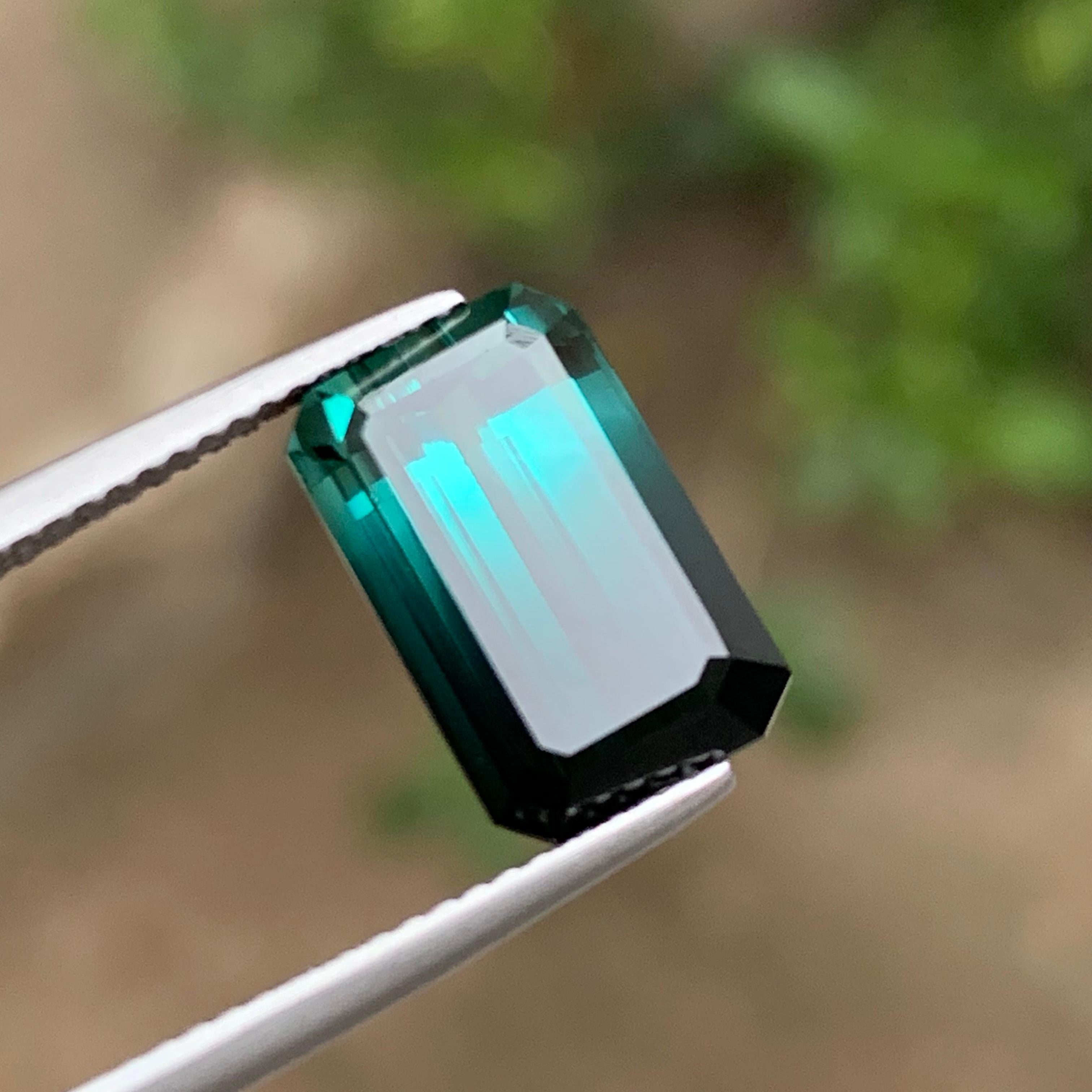 Neon Bluish Green & Black Bicolor Natural Tourmaline 7.41Ct Emerald Cut Gemstone en vente 4