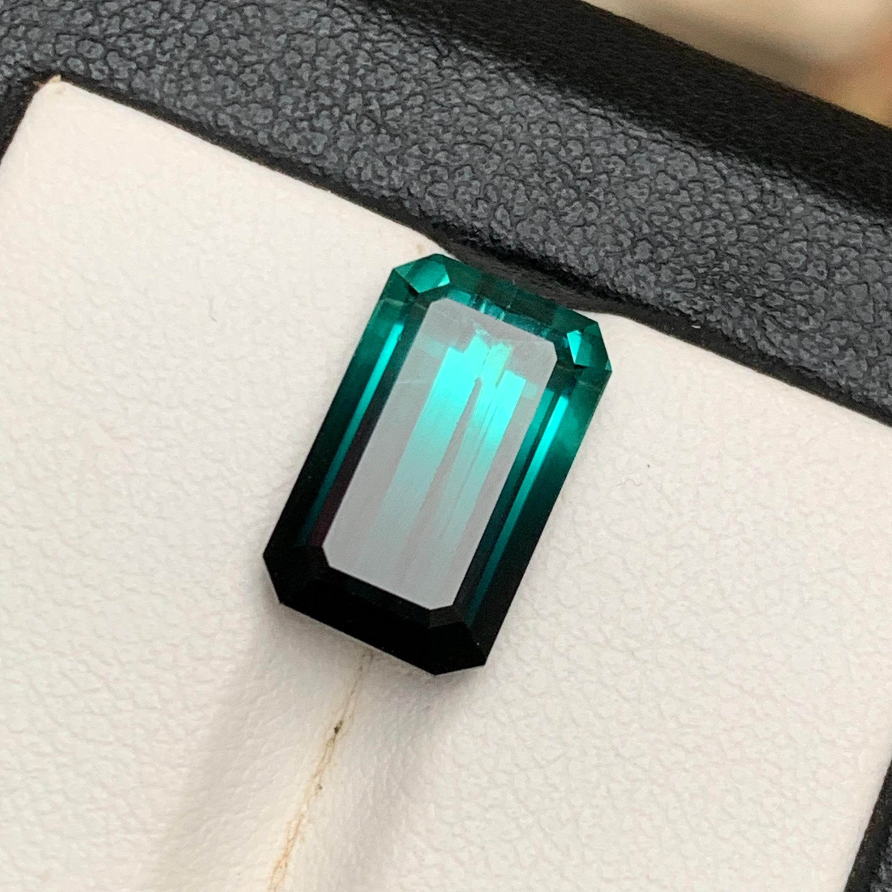 Contemporain Neon Bluish Green & Black Bicolor Natural Tourmaline 7.41Ct Emerald Cut Gemstone en vente