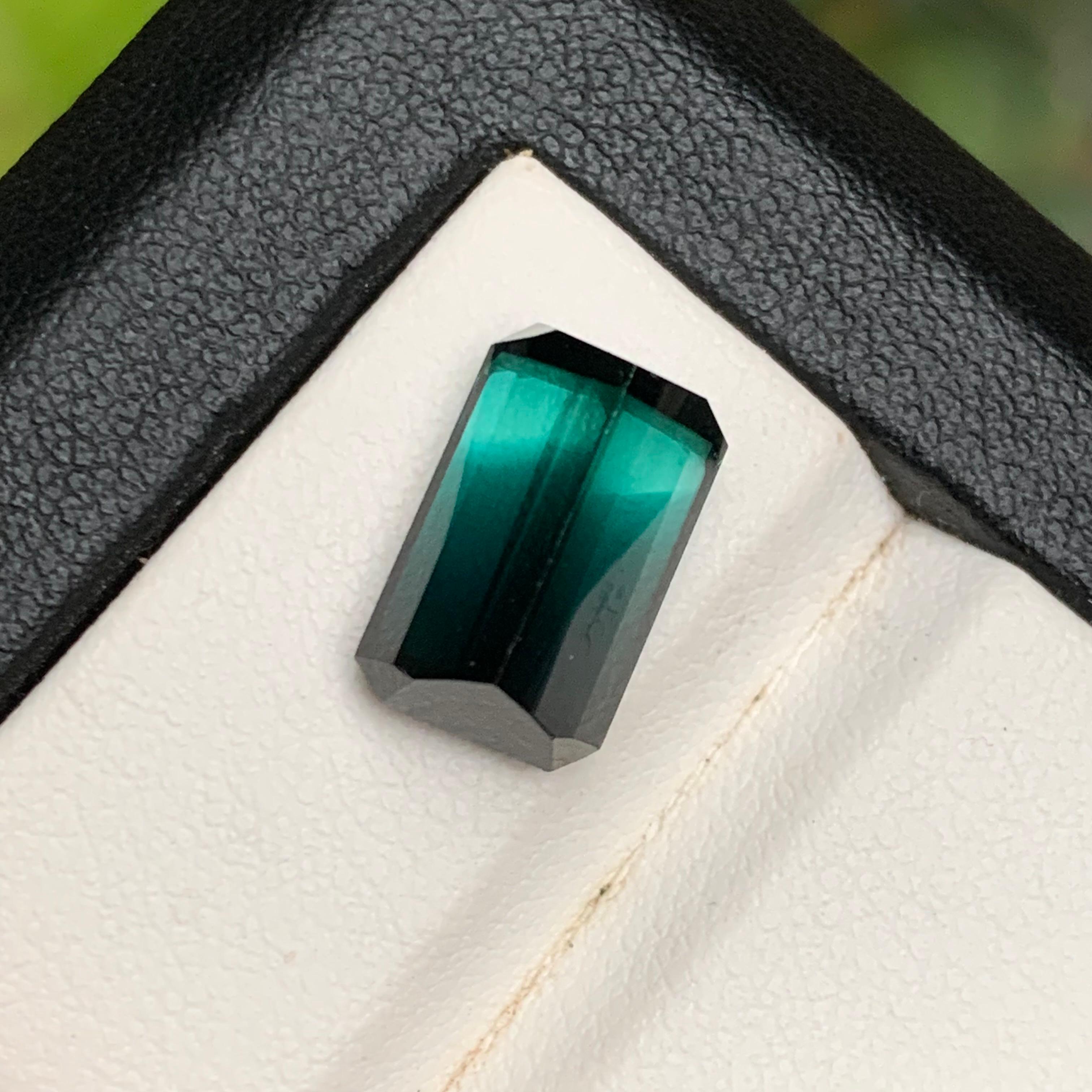 Taille émeraude Neon Bluish Green & Black Bicolor Natural Tourmaline 7.41Ct Emerald Cut Gemstone en vente