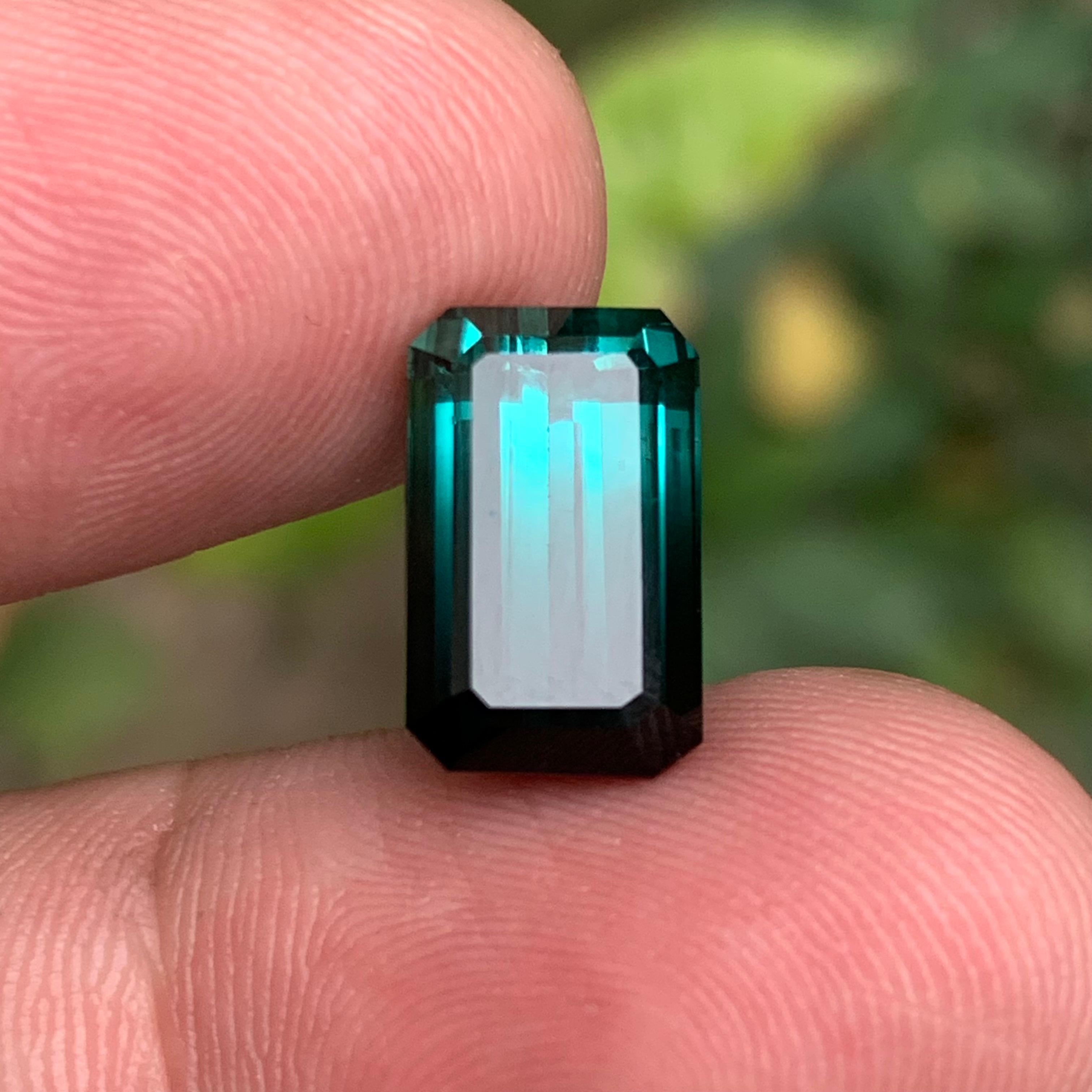 Neon Bluish Green & Black Bicolor Natural Tourmaline 7.41Ct Emerald Cut Gemstone en vente 2