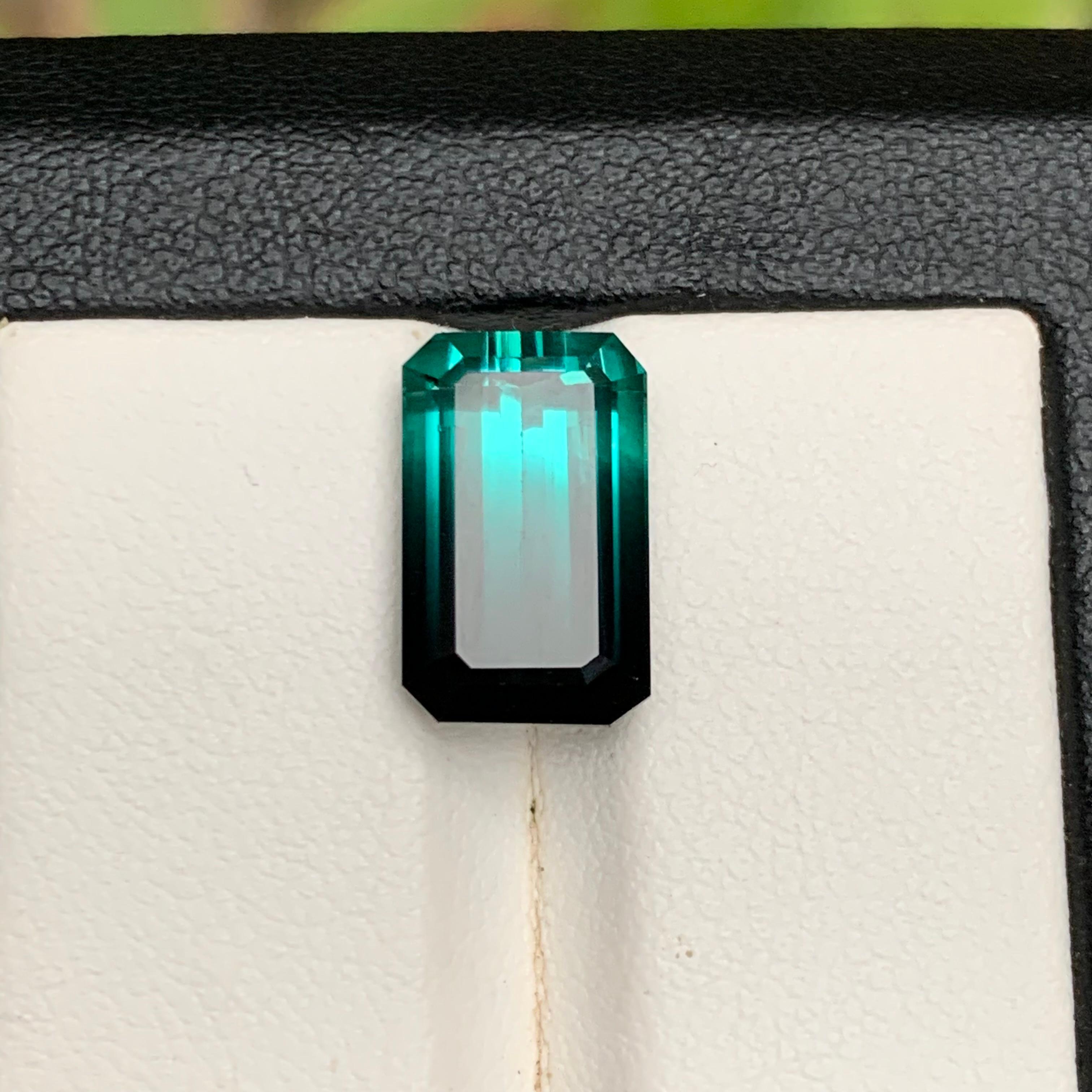 Neon Bluish Green & Black Bicolor Natural Tourmaline 7.41Ct Emerald Cut Gemstone en vente 3