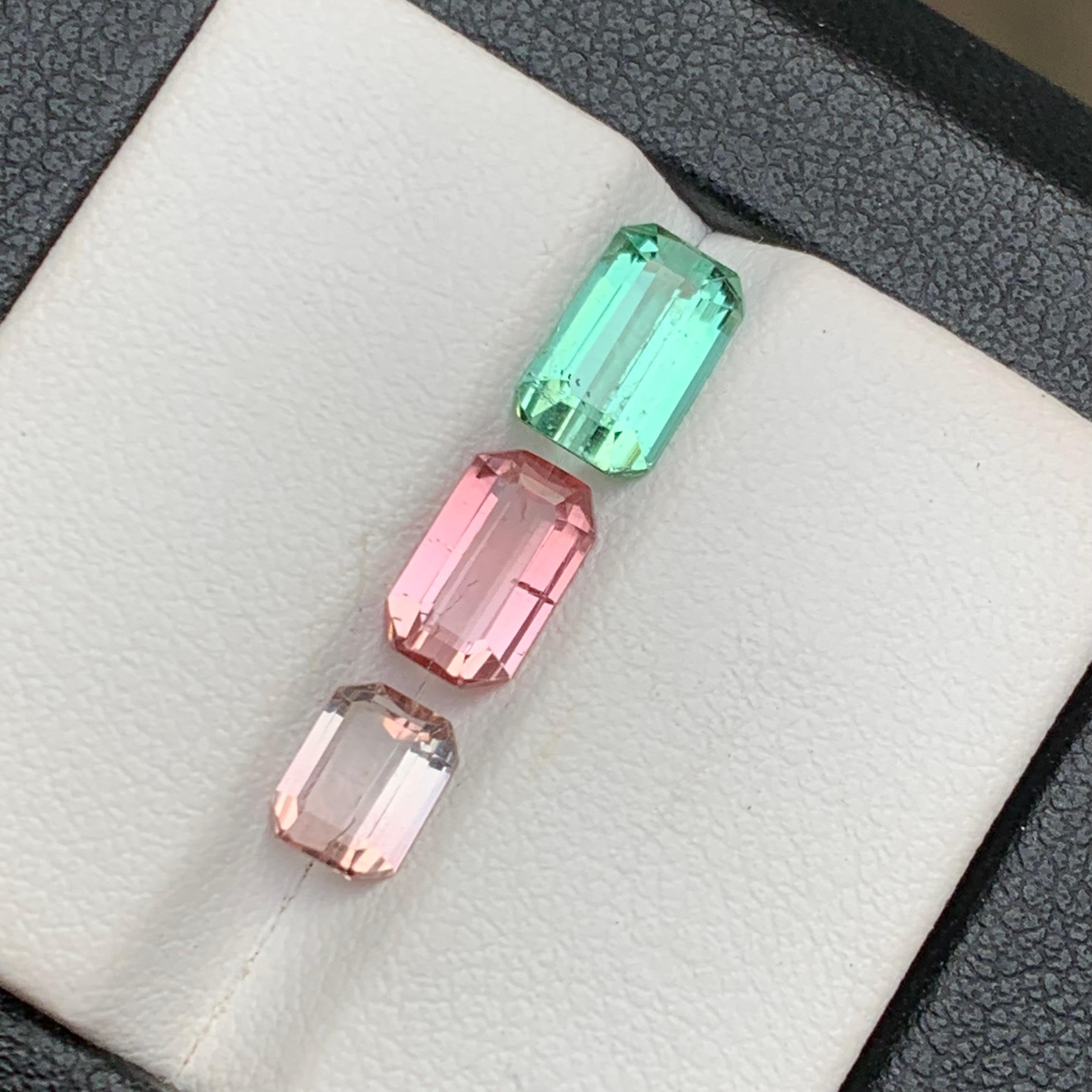 Contemporaneo Gemme sciolte di tormalina naturale verde neon bluastro, rosa e pesca chiaro 3,15 carati in vendita