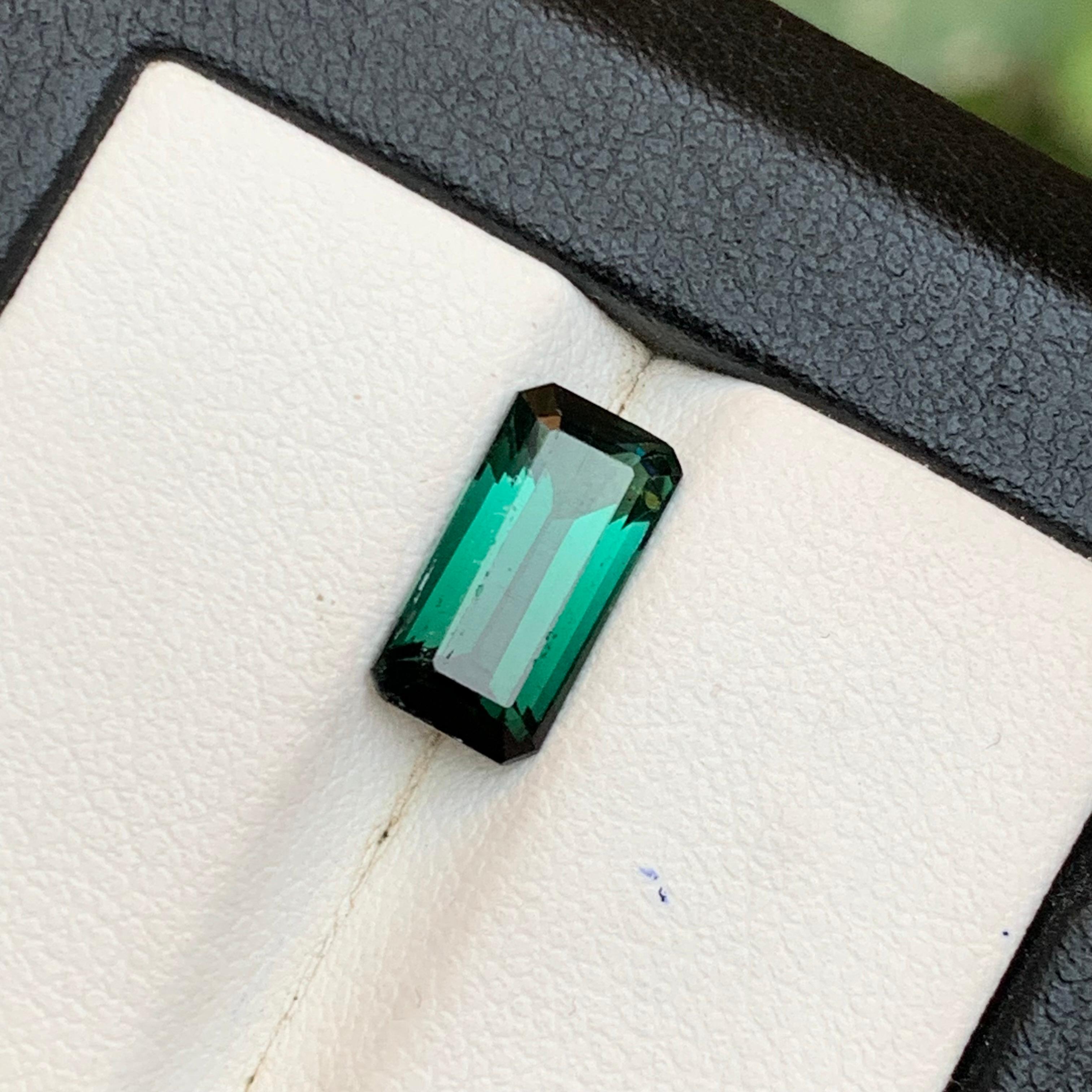 Tourmaline naturelle vert bleuâtre à deux tons - Pierre précieuse en vrac de taille émeraude provenant d'Afghanistan - Parfaite pour les montages de bijoux fins !

💎 TYPE DE PIERRE PRÉCIEUSE : Tourmaline
⚖️ POIDS : 2,50 carats
🪚 SHAPE & CUT :