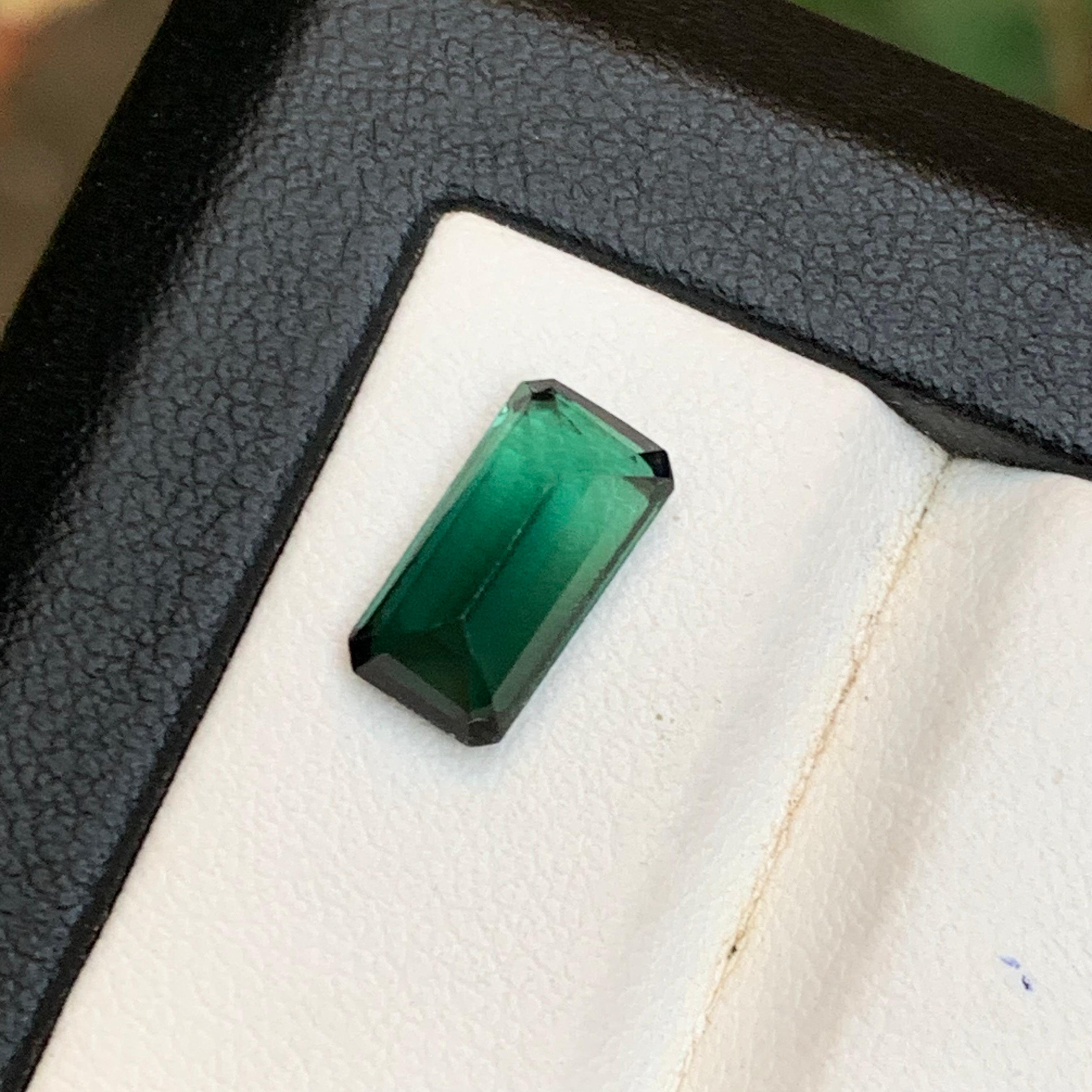 Greene & Greene Greene Tourmaline 2 tons 2.50 Ct Emerald Cut Natural Loose Gemstone en vente 1