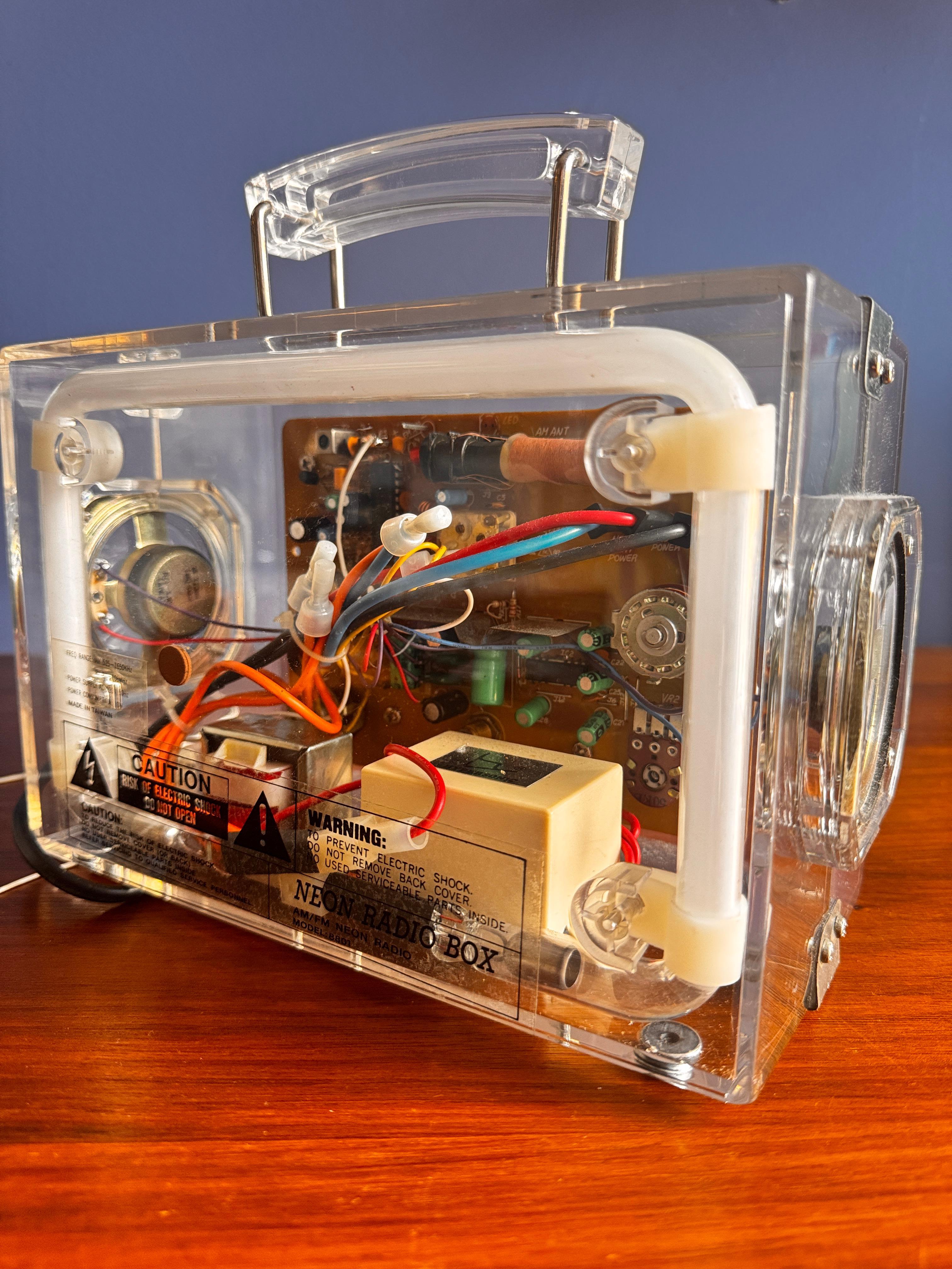 Neon Cube Radio Box 8801 Japanese Pop Tech Transparent Acrylic Blue Glow 1978 en vente 11