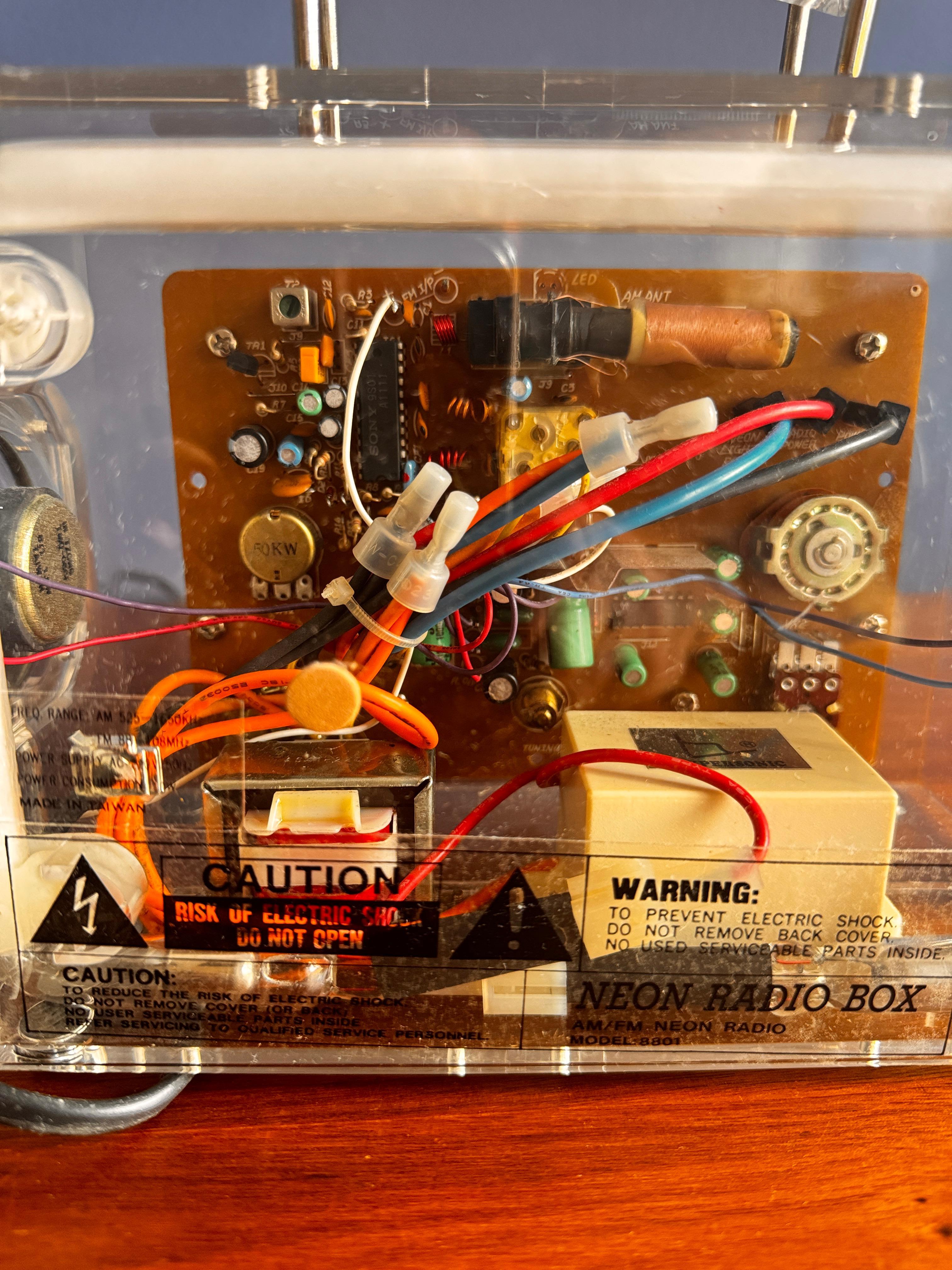 Neon Cube Radio Box 8801 Japanese Pop Tech Transparent Acrylic Blue Glow 1978 en vente 12