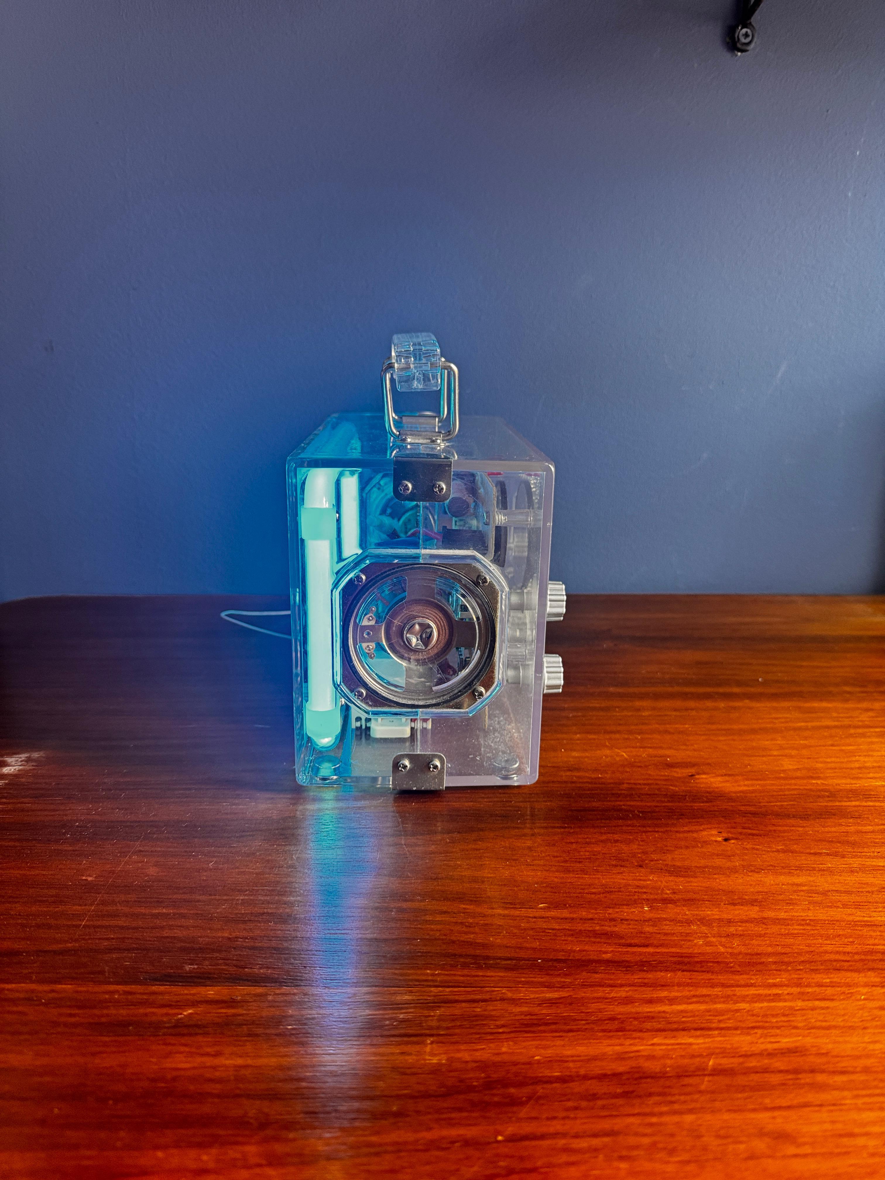 Mid-Century Modern Neon Cube Radio Box 8801 Japanese Pop Tech Transparent Acrylic Blue Glow 1978 en vente
