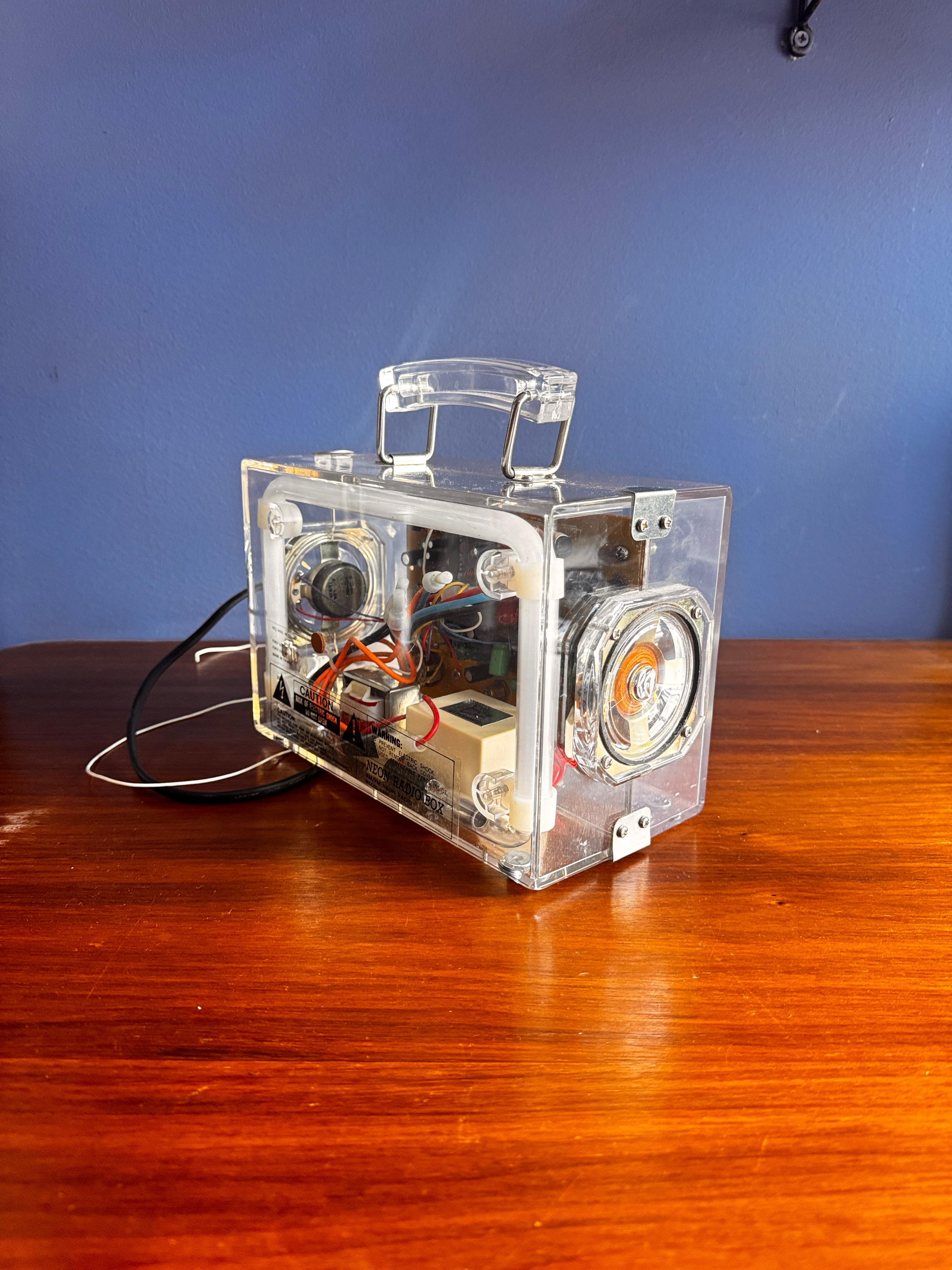 Neon Cube Radio Box 8801 Japanese Pop Tech Transparent Acrylic Blue Glow 1978 Bon état - En vente à Lisboa, PT