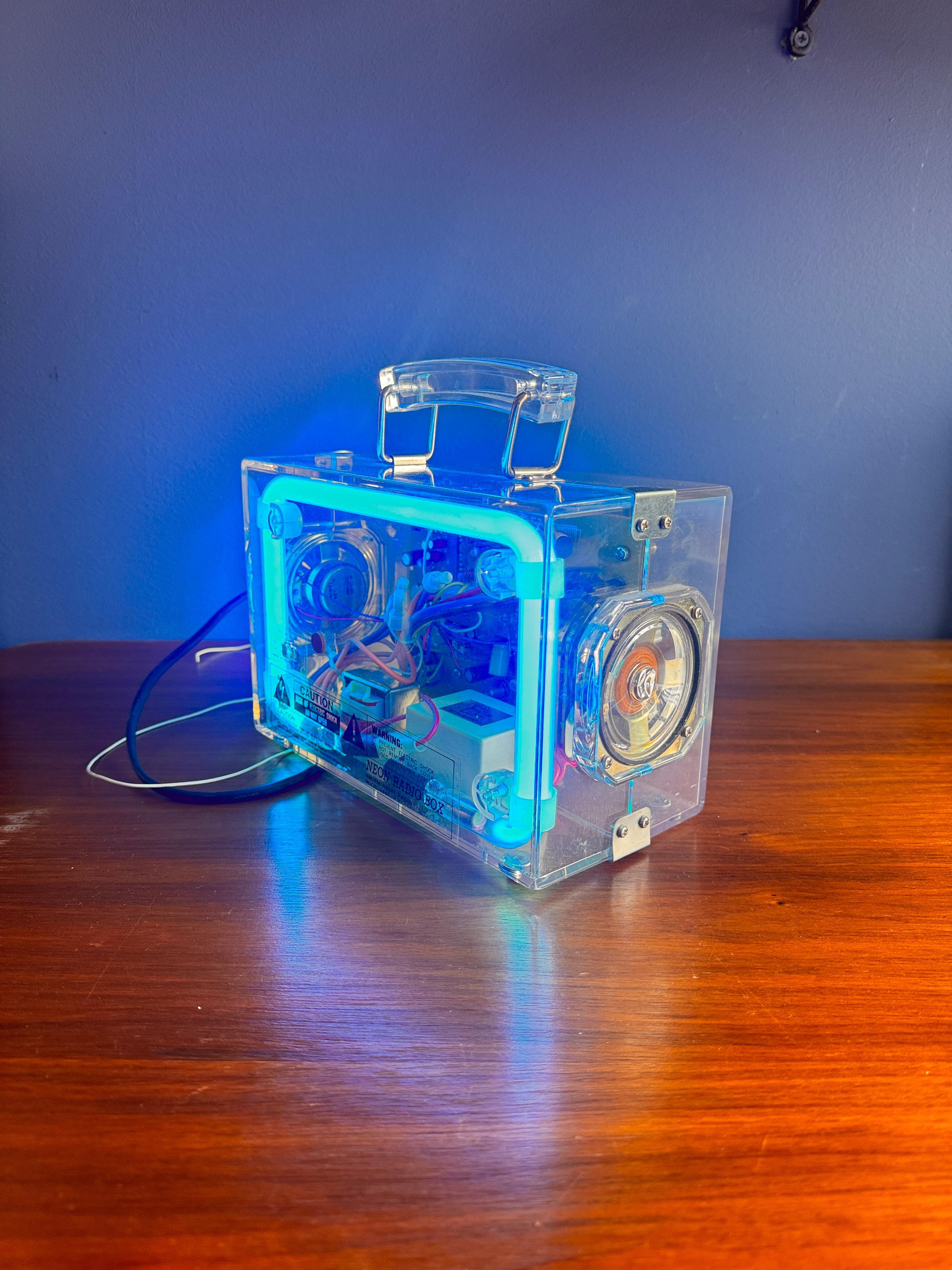 Fin du 20e siècle Neon Cube Radio Box 8801 Japanese Pop Tech Transparent Acrylic Blue Glow 1978 en vente