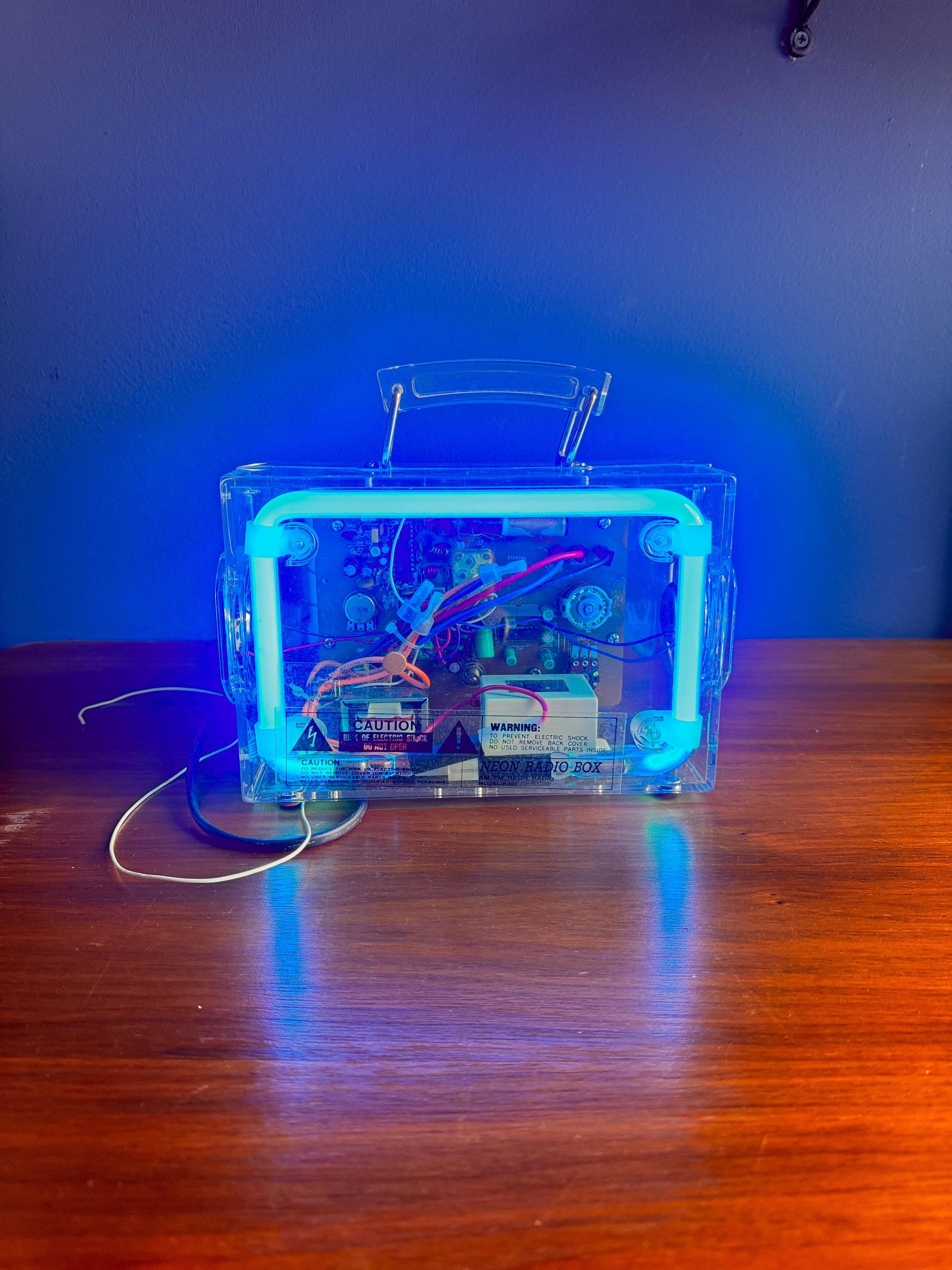 Métal Neon Cube Radio Box 8801 Japanese Pop Tech Transparent Acrylic Blue Glow 1978 en vente