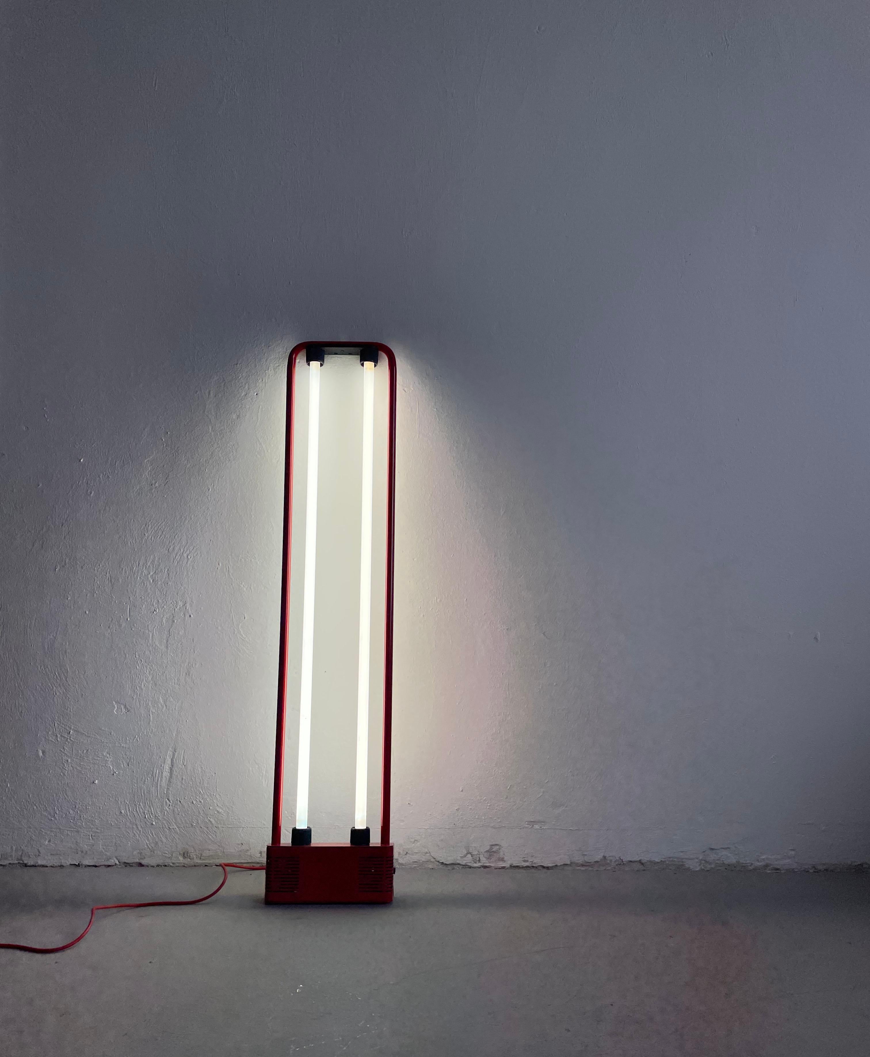 Red Lacquered Metal Neon lamp by Gian N. Gigante for Zerbetto, Italy 1980s

Measurements - Width 30 cm x Depth 6 cm x Height 140 cm

The lamp can be used as a floor lamp but also has original metal parts that can be added to make a pendant