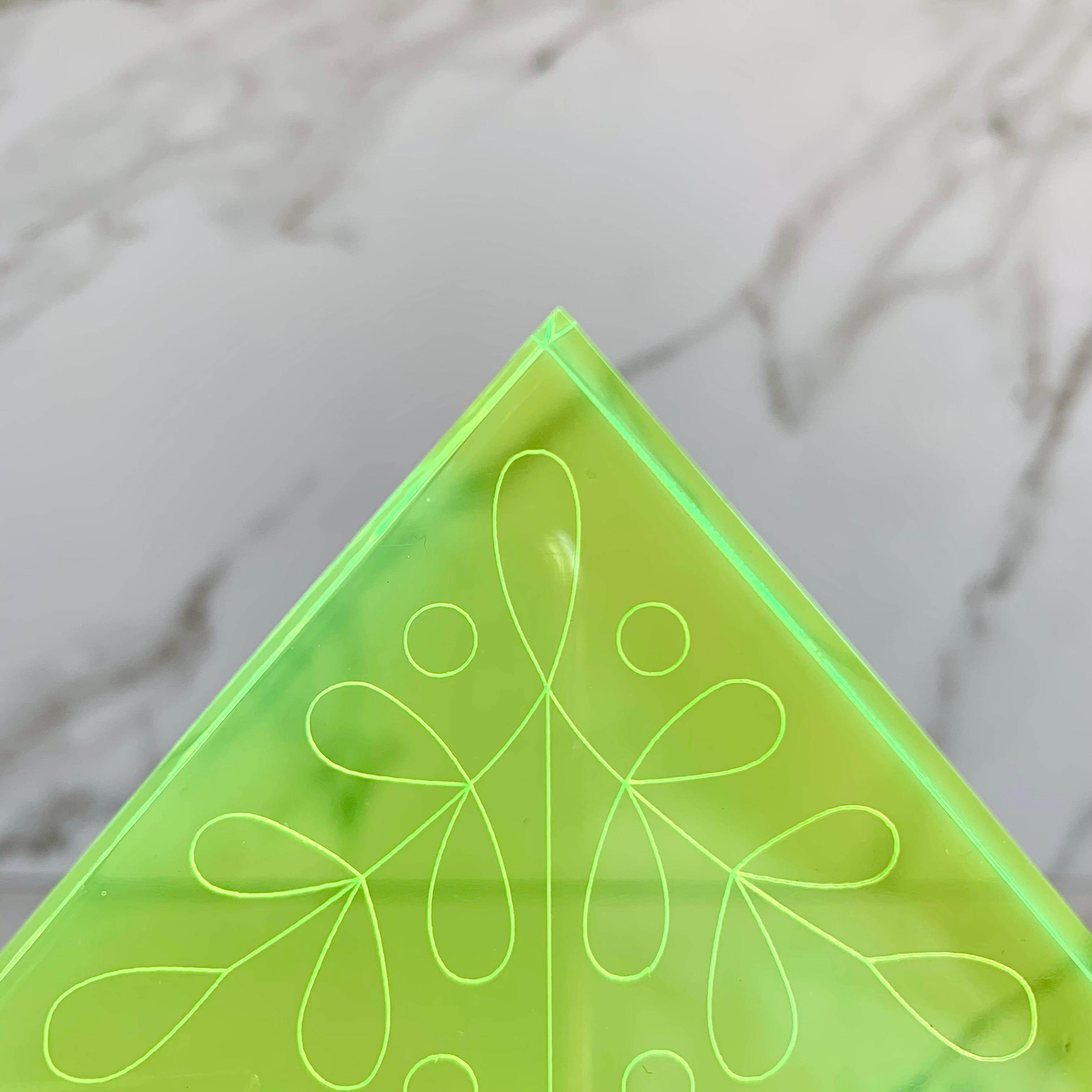 Moderne Décoration d'arbre de Noël en acrylique vert fluo par Paola Valle en vente