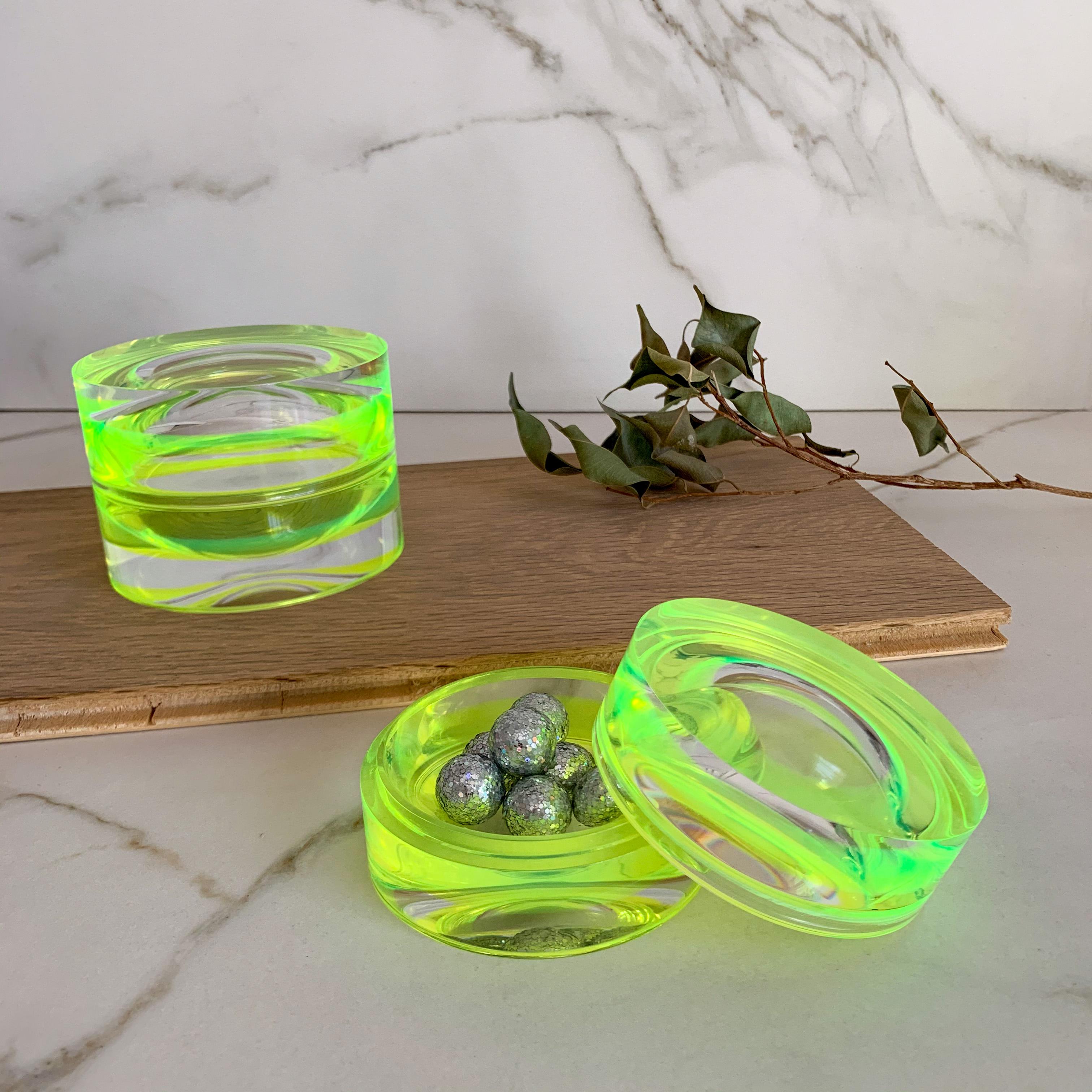 Neongrüner runder Kasten aus Acryl von Paola Valle (Mexikanisch) im Angebot