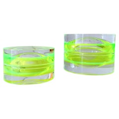 Petite boîte ronde en acrylique vert fluo de Paola Valle