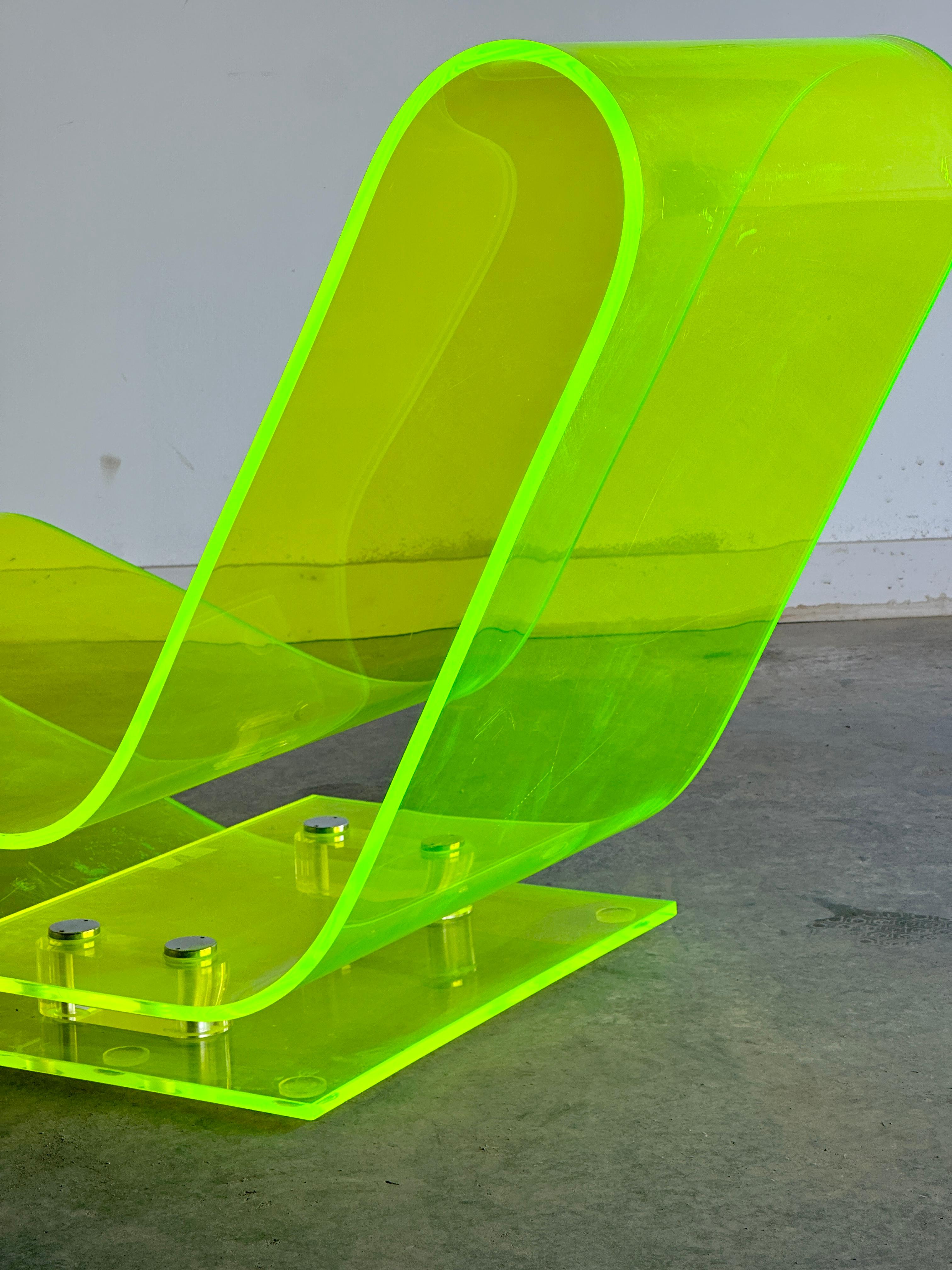 Neon green plexiglass Model 6040 chair by Maarten van Severen for Kartell In Fair Condition In Kleinburg, ON