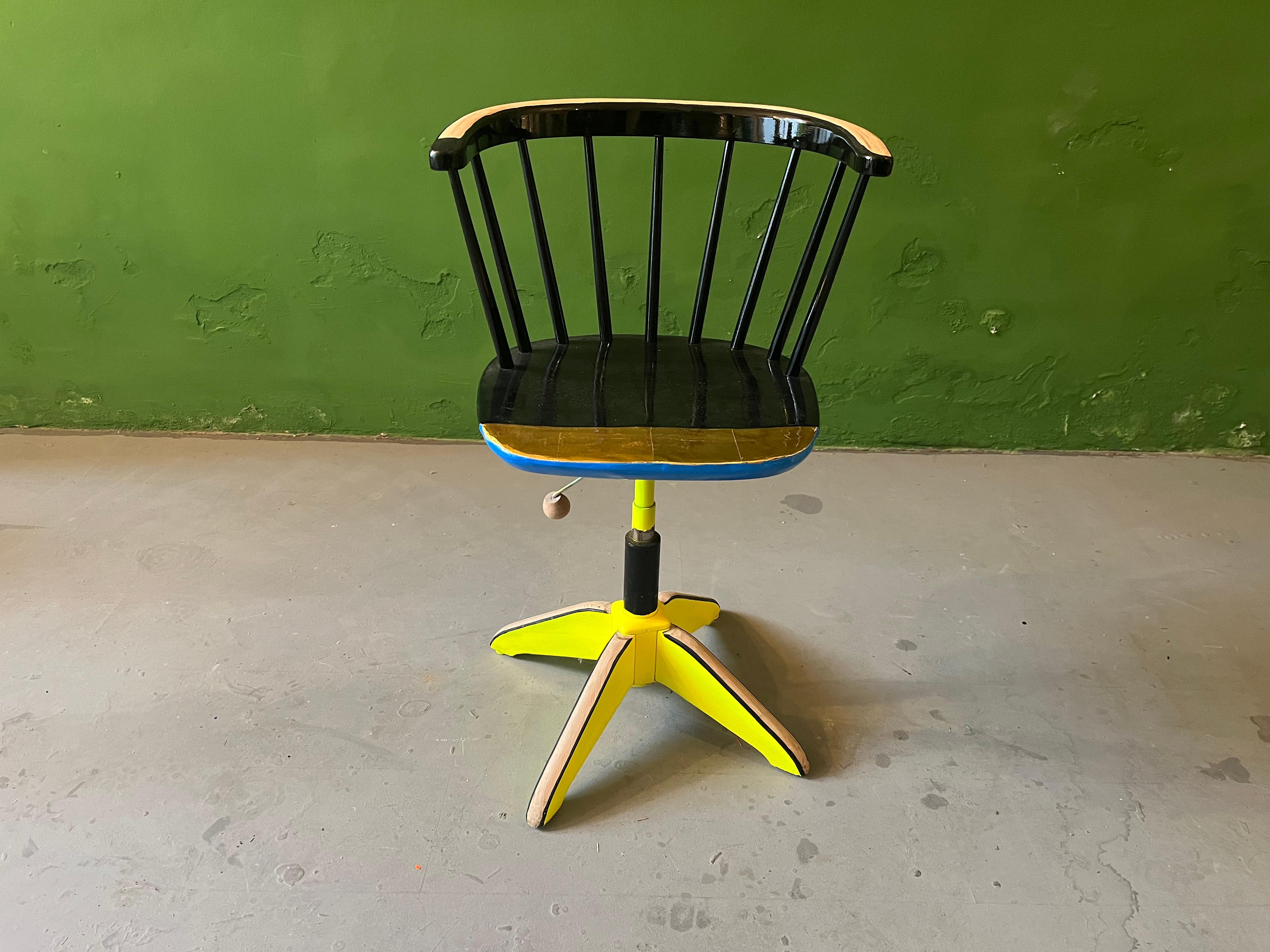 Neon is the night is a combination of a Bauhaus base and a Classic Ynve Ekström seat, gildet, painted, abroad and multi-lacquered with 2k varnish. Excelent as a desk chair and a a pure functional design sculupture.