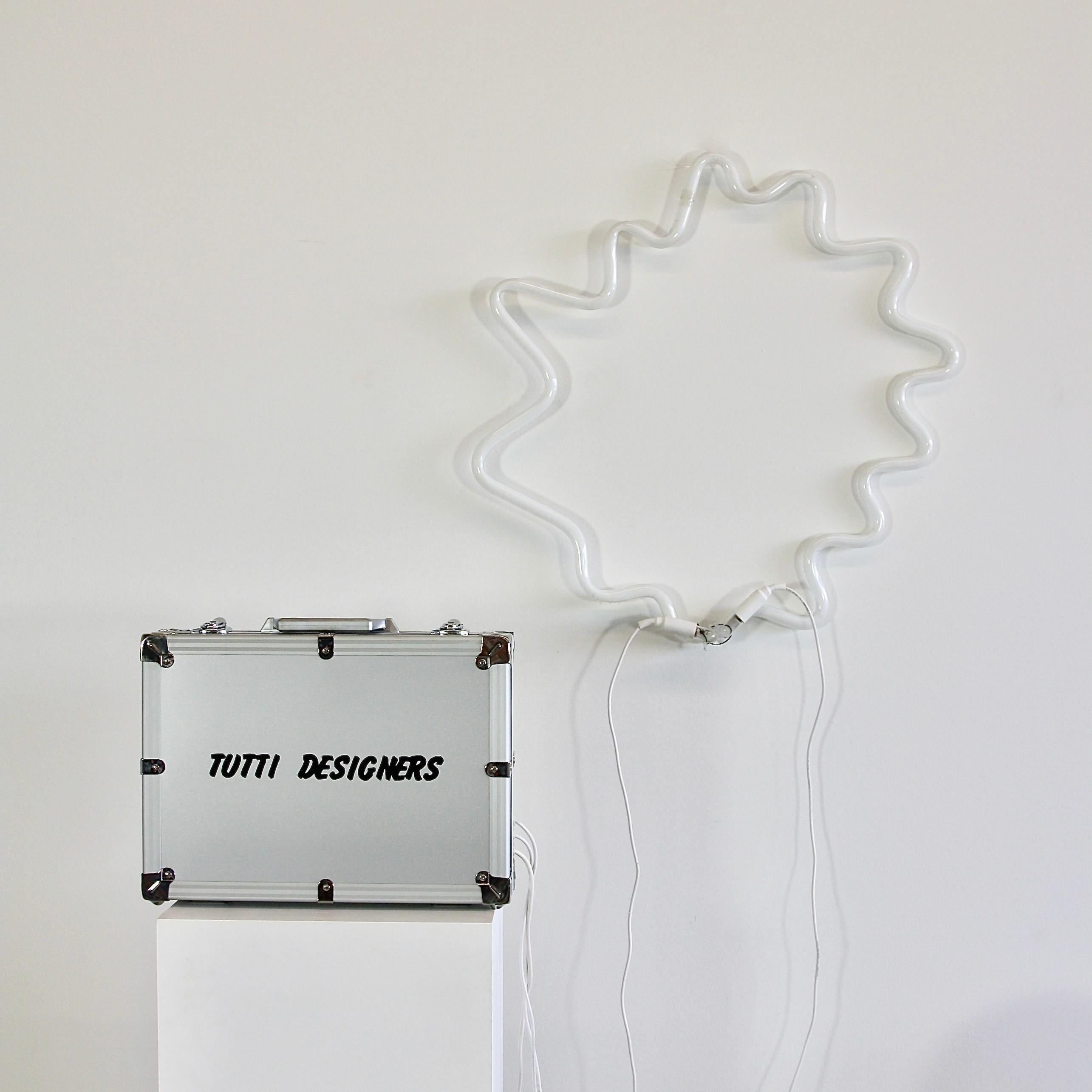 Neon multiple designed by Michelangelo Pistoletto. Italy, meta memphis, 1989.

Neon art work 'Tutti Designers' by Michelangelo Pistoletto, comprising of an aluminium briefcase with black silksreen lettering and a large neon 'cloud'. Cool object!