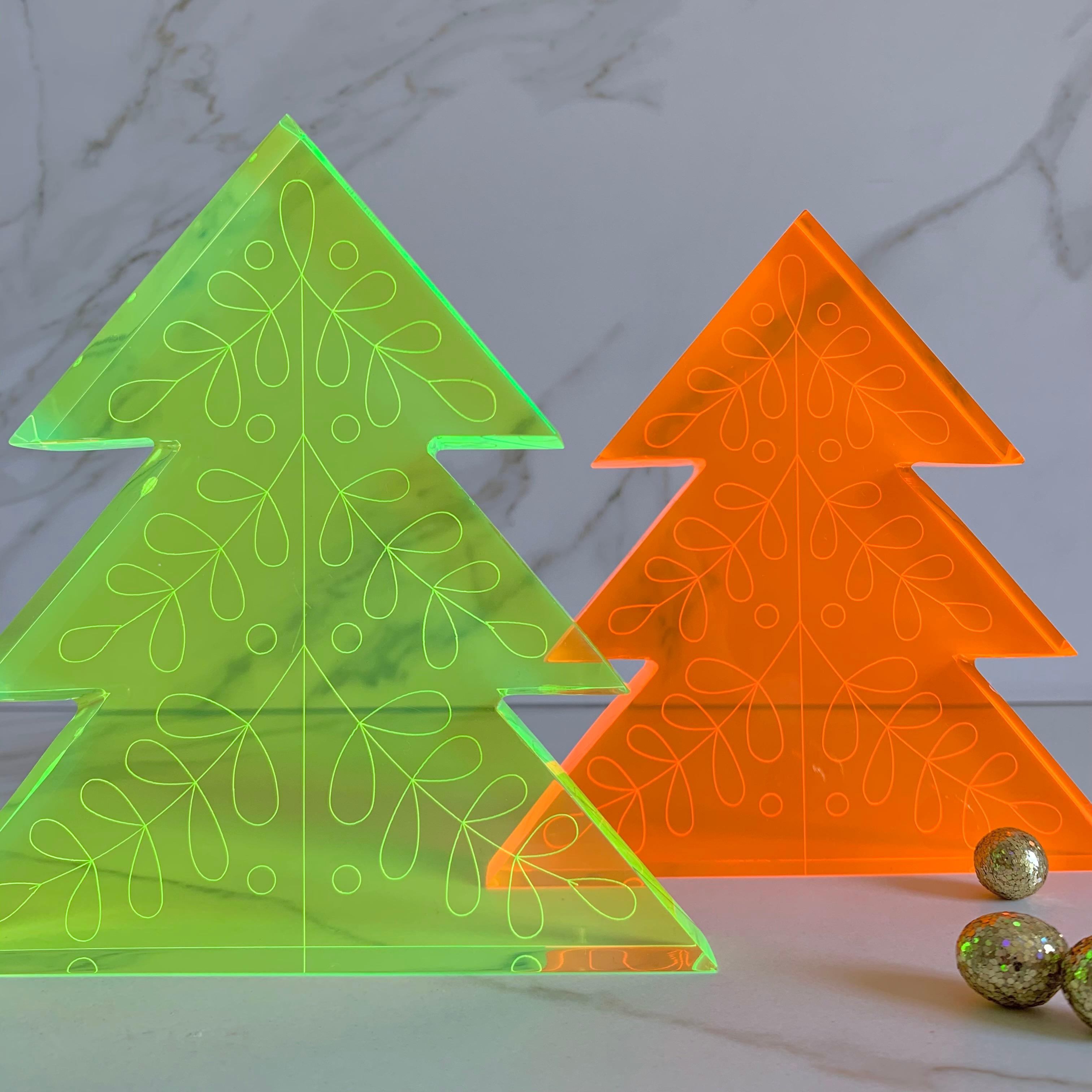 Neonfarbener orangefarbener Acryl- Weihnachtsbaum-Dekor von Paola Valle (Handgefertigt) im Angebot