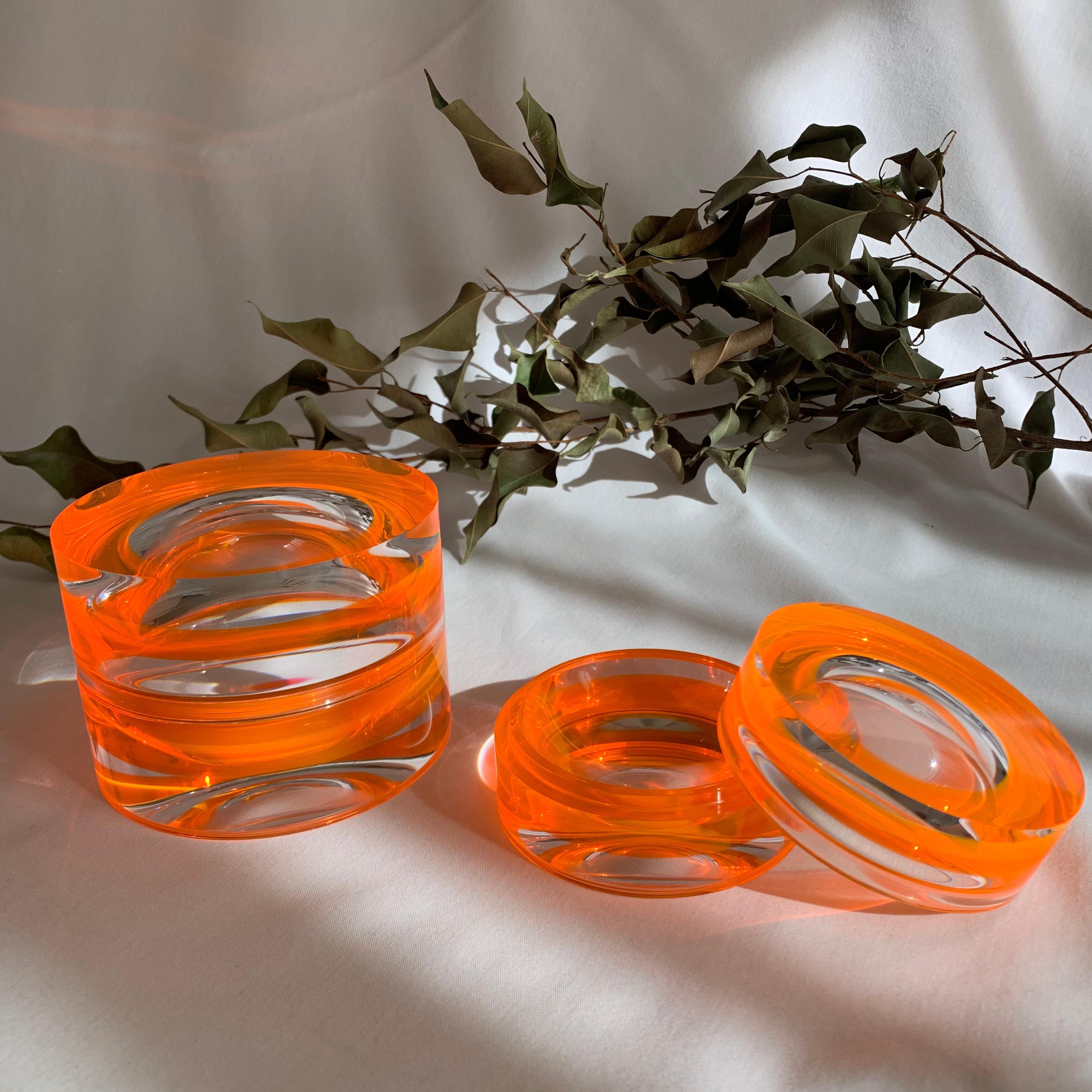 Neon-orangefarbener runder Kasten aus Acryl von Paola Valle (Handgefertigt) im Angebot