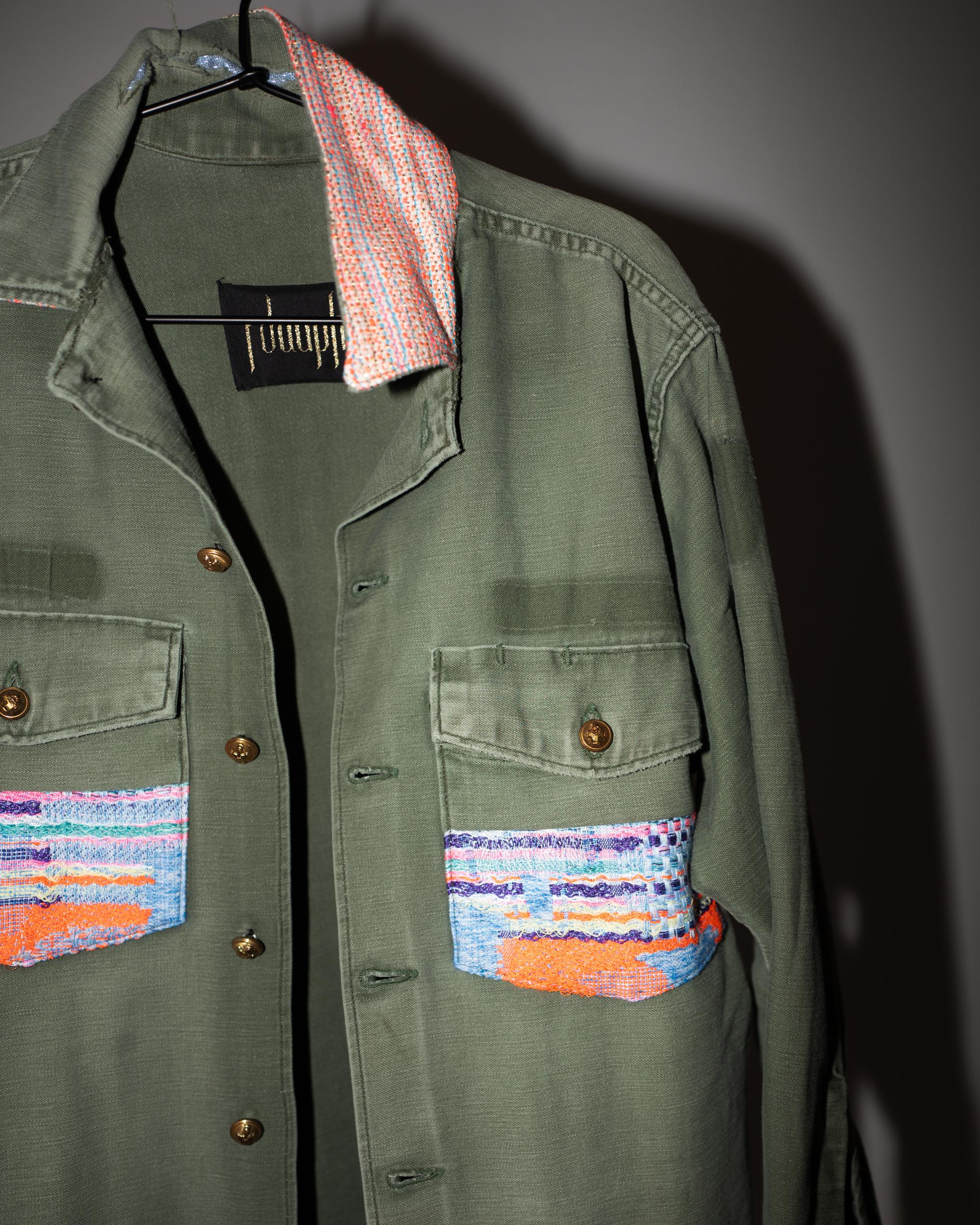 Vintage one of a kind distressed Green Military Jacket mit Neon Pastell Rosa Hellblau Orange Taschen und Kragen,  Militärische vergoldete Messingknöpfe aus Paris
Designer: J DAUPHIN
Größe: Mittel
Nachhaltiger Luxus, Up-cycled und wiederverwendeter