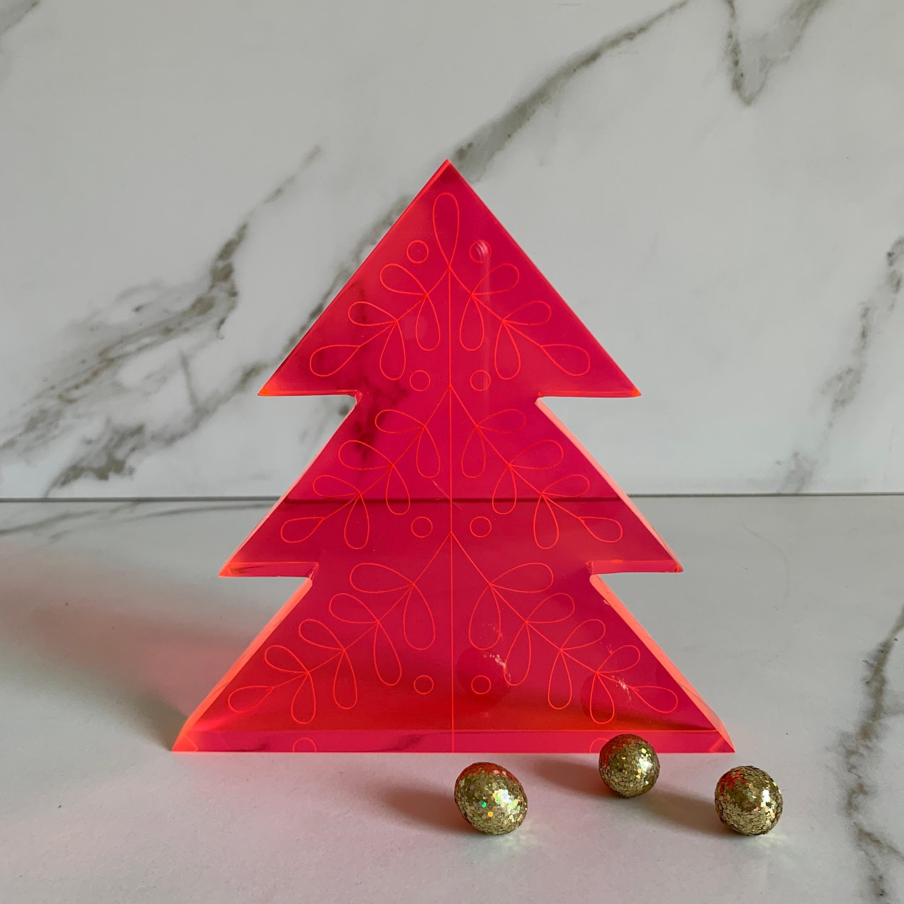 Weihnachten ist eine Zeit der Freude, und das bedeutet für uns Farbe! Feiern Sie die Weihnachtszeit mit diesen farbenfrohen, lustigen und modernen Weihnachtsbaum-Skulpturen und geben Sie der traditionellen Weihnachtsfarbpalette eine neue Wendung.