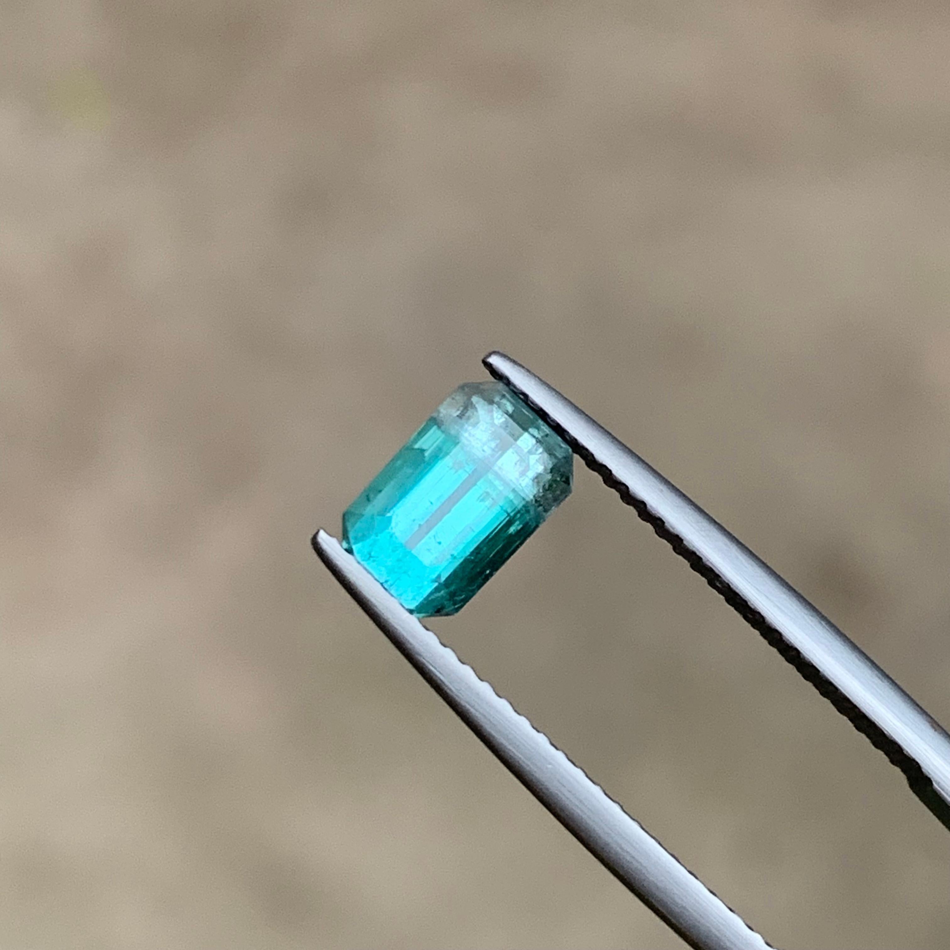 Anello di tormalina naturale bicolore blu e grigio neon 1,45 ct smeraldo in vendita 5