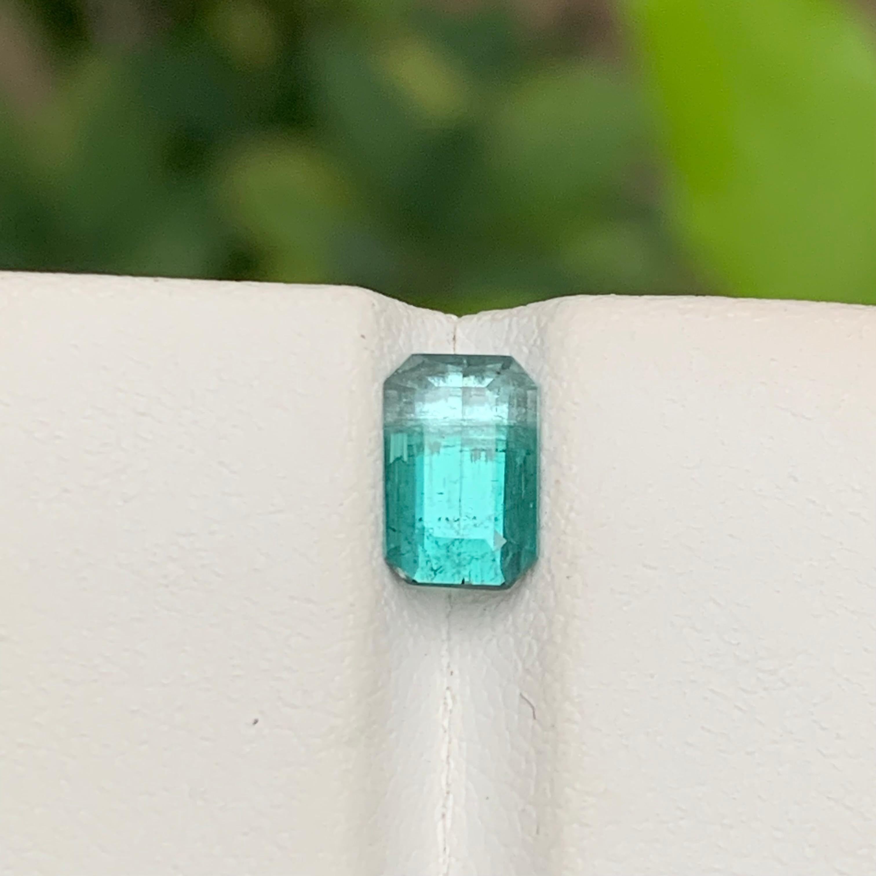 Gemme sciolte di tormalina naturale bicolore blu neon e blu grigiastro da Kunar, Afghanistan!!!

💎 TIPO DI GEMMA: Tormalina 
⚖️ PESO: 1,45 Carati
🪚 FORMA E TAGLIO: Taglio smeraldo
📏 DIMENSIONE (MM): 8,11 x 5,37 x 4,00
🌈 COLORE:  Bicolore
🔎