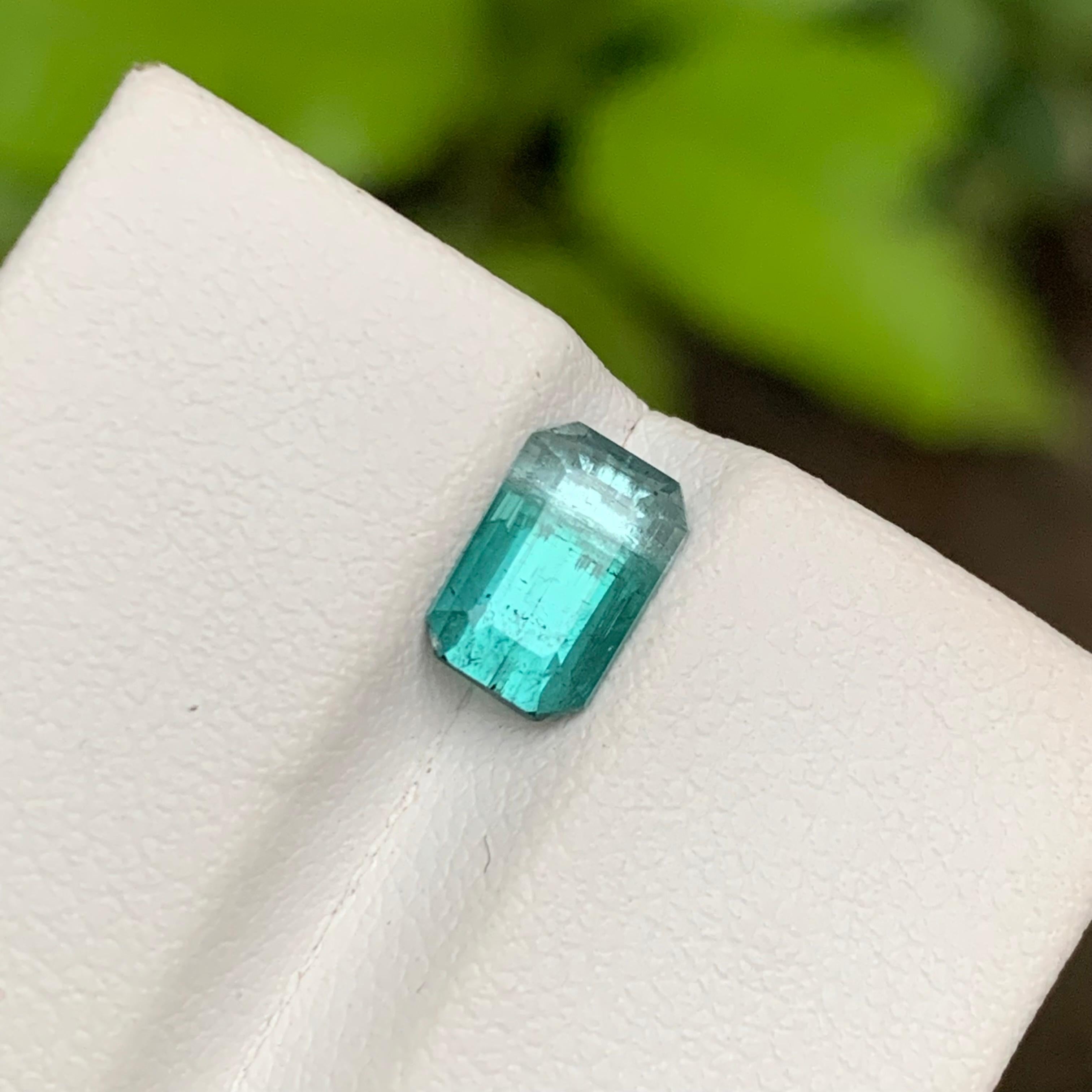 Contemporaneo Anello di tormalina naturale bicolore blu e grigio neon 1,45 ct smeraldo in vendita