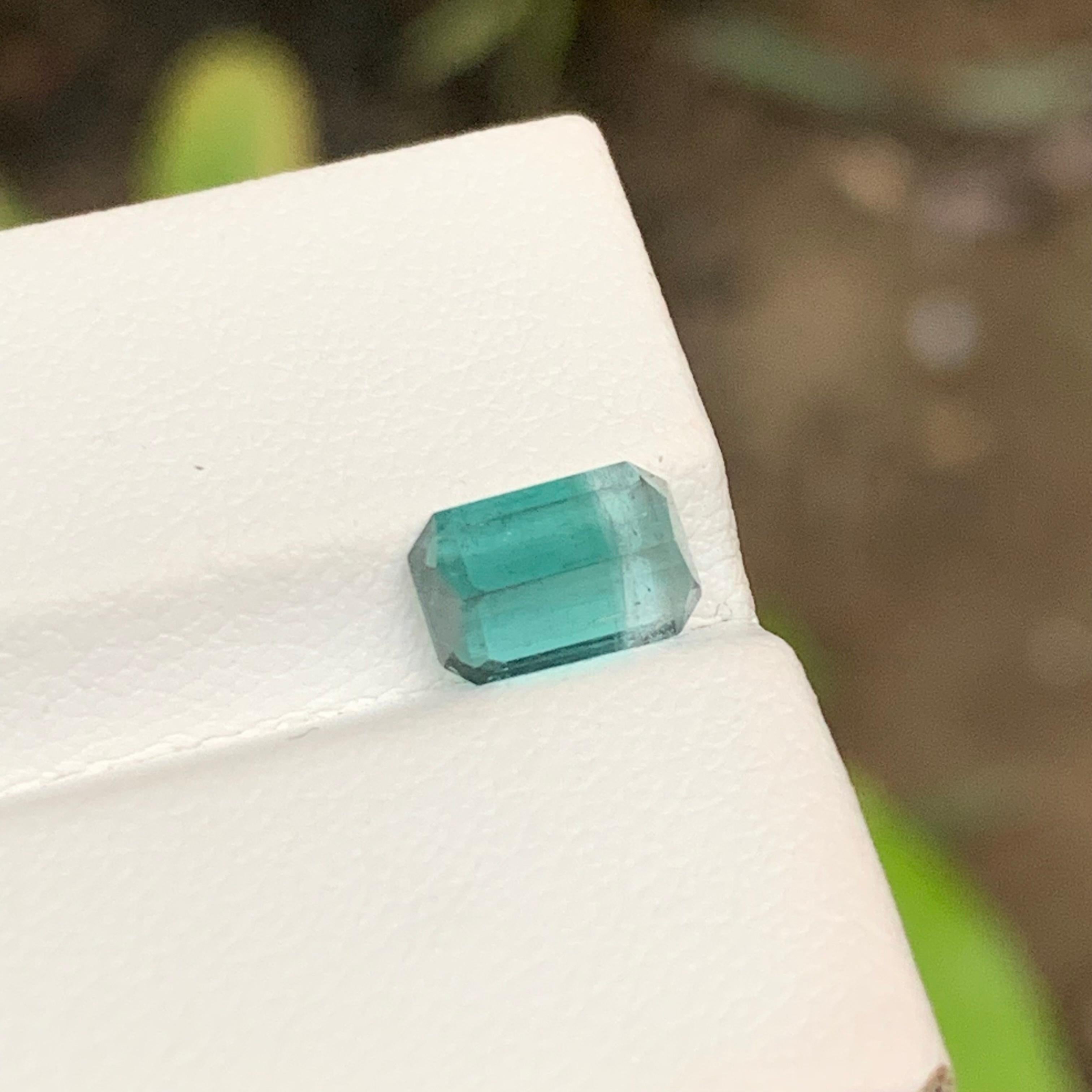 da uomo o donna Anello di tormalina naturale bicolore blu e grigio neon 1,45 ct smeraldo in vendita
