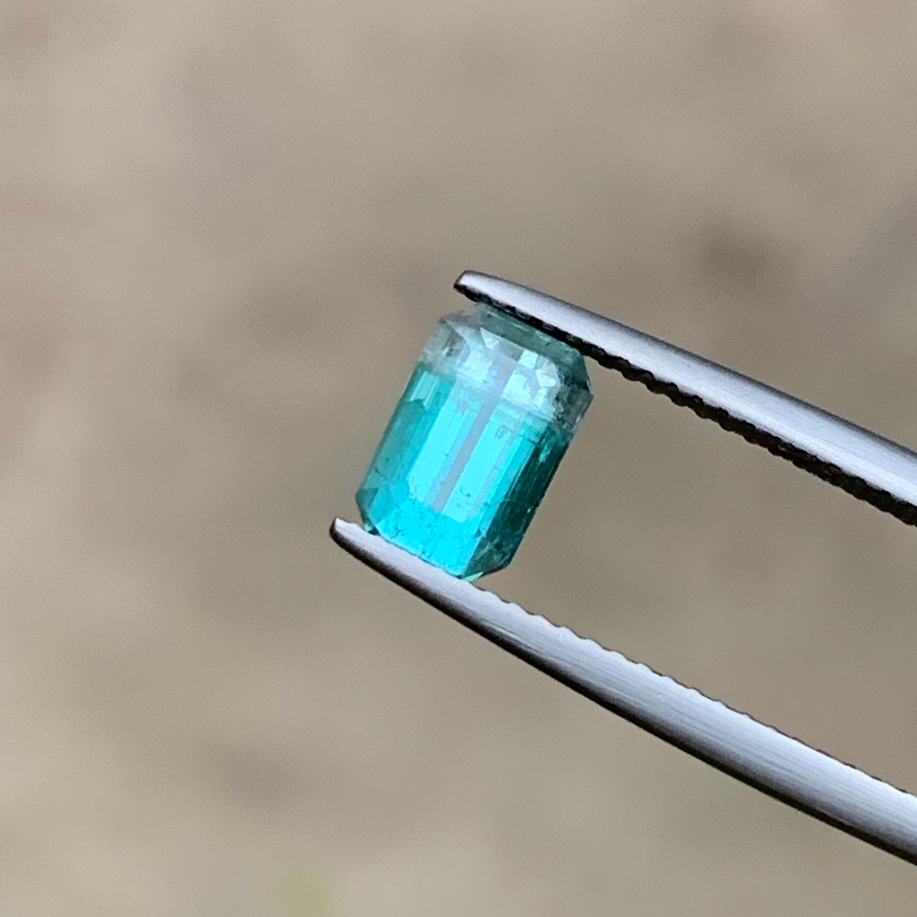 Anello di tormalina naturale bicolore blu e grigio neon 1,45 ct smeraldo in vendita 1