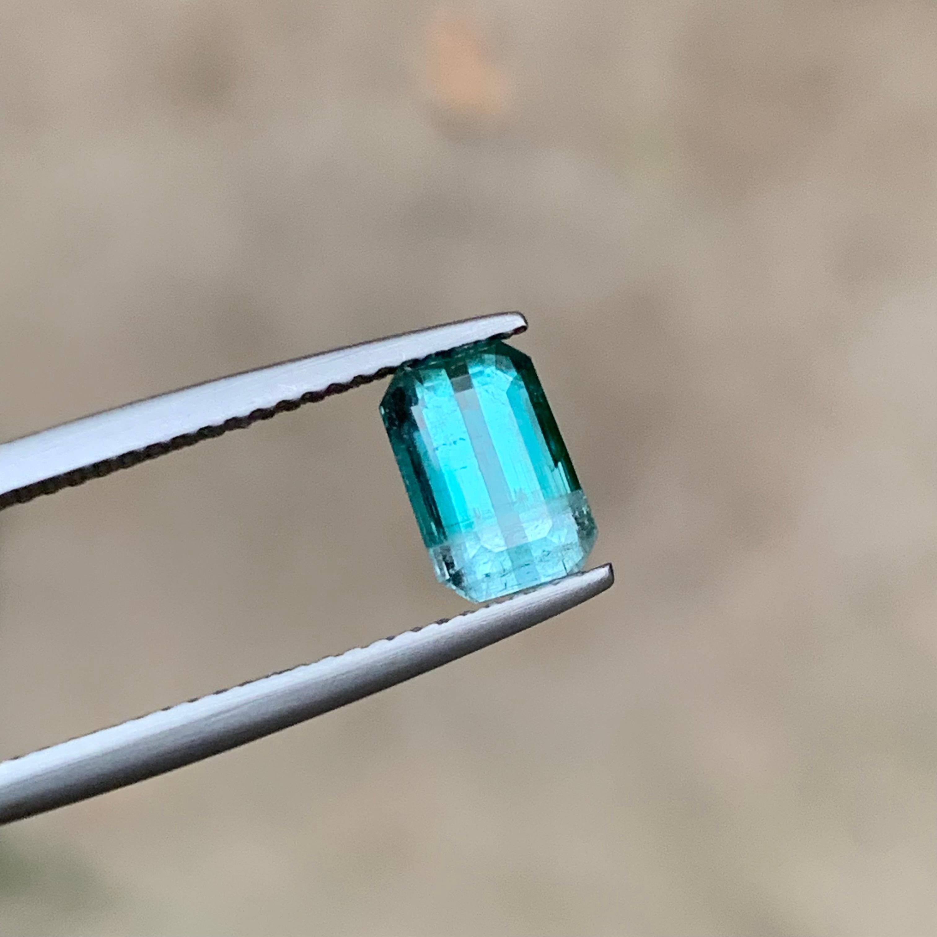 Anello di tormalina naturale bicolore blu e grigio neon 1,45 ct smeraldo in vendita 3