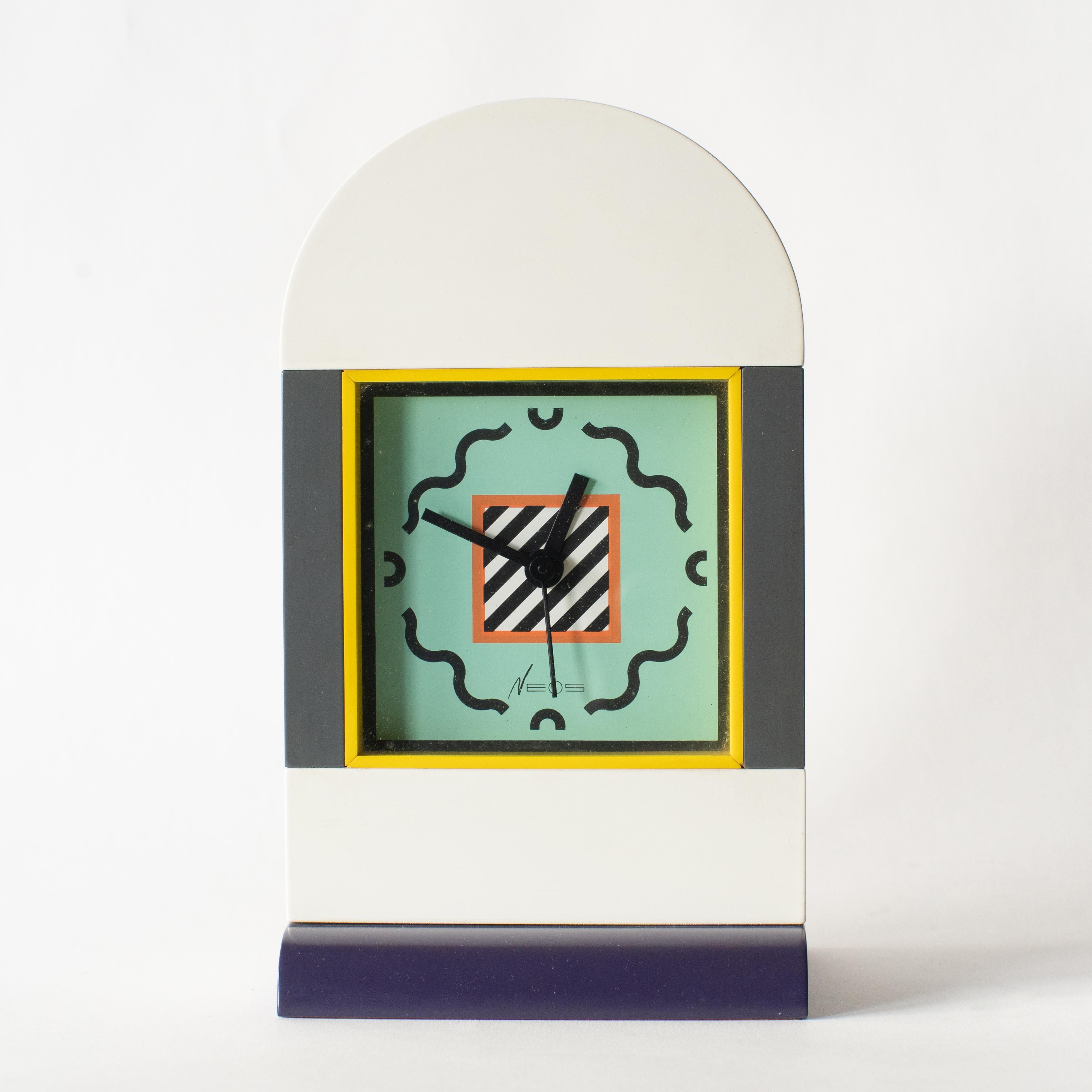 Neos clock designed by George Sowden and Nathalie du Pasquier. 
Working with original box. 

