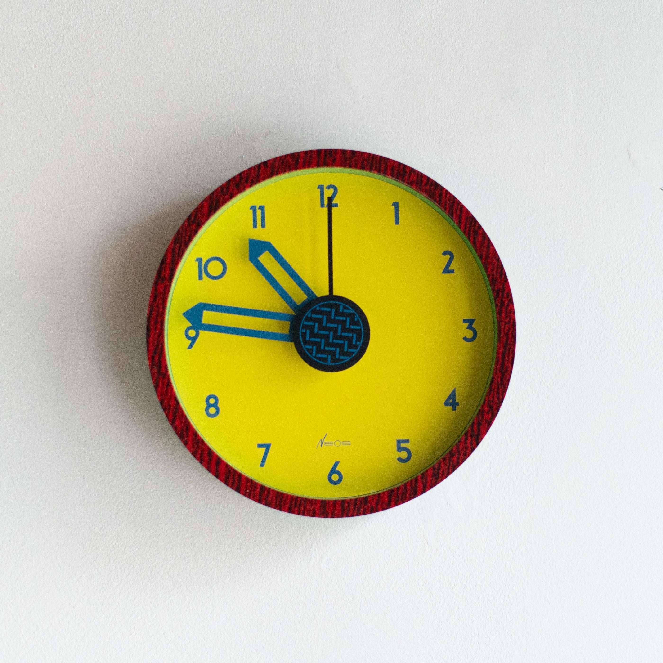 Die Uhr Neos wurde in den 80er Jahren von George Sowden und Nathalie du Pasquier entworfen. Neos ist die Marke des italienischen Uhrenherstellers Lorenz. Sie haben in den 80er Jahren viele Uhren für diese Firma entworfen. 
Die Uhren sind alle im