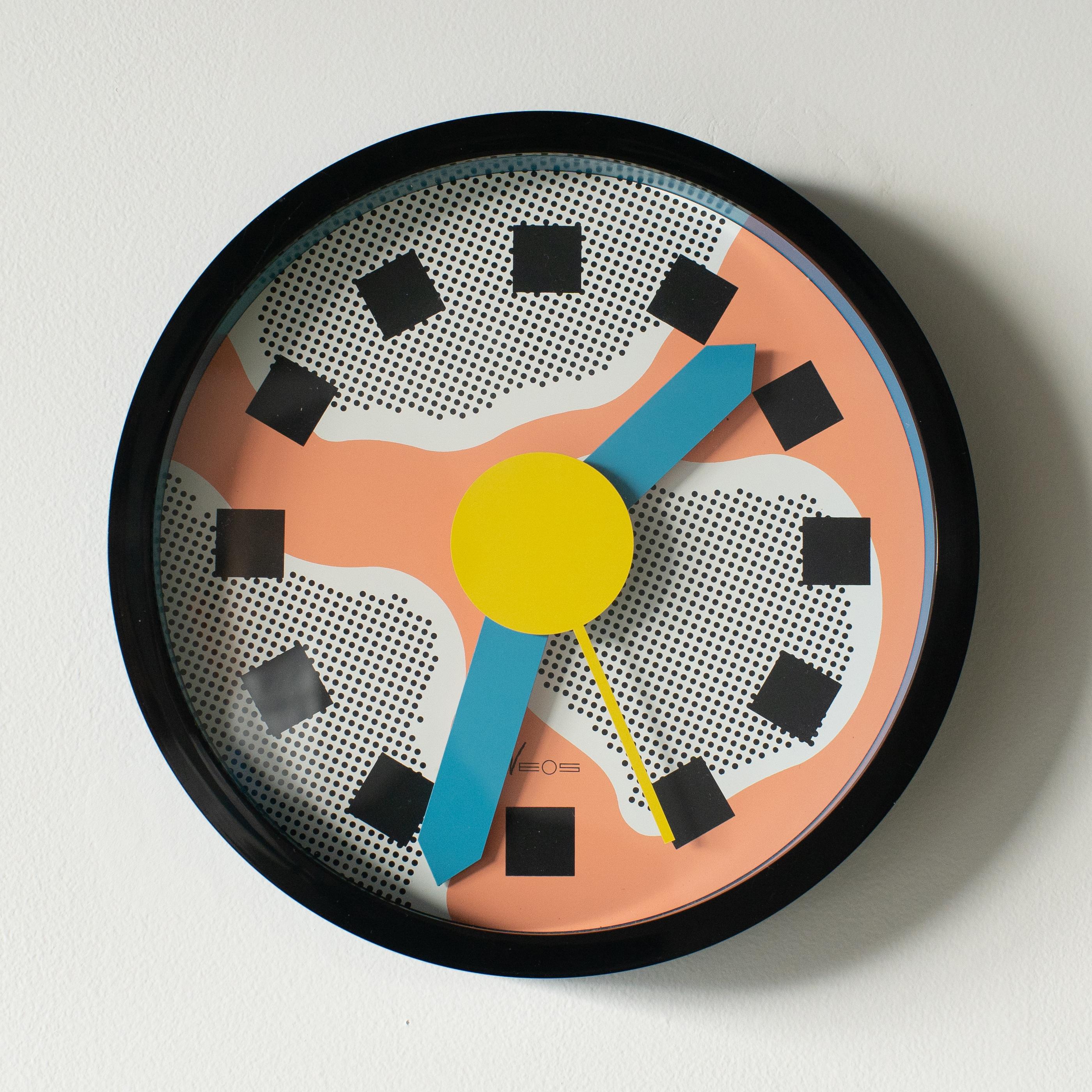 Horloge Neos conçue par George Sowden et Nathalie du Pasquier. 
Bien fonctionner.

