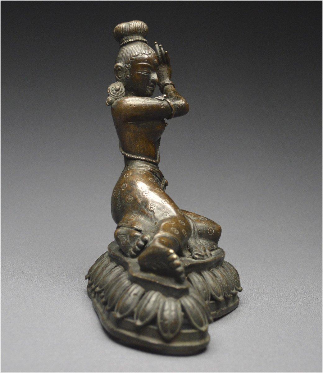 Nepal, 19th Century, Representation of a Deva with her hands in Vitarka Mudra In Good Condition In VILLEFONTAINE, FR