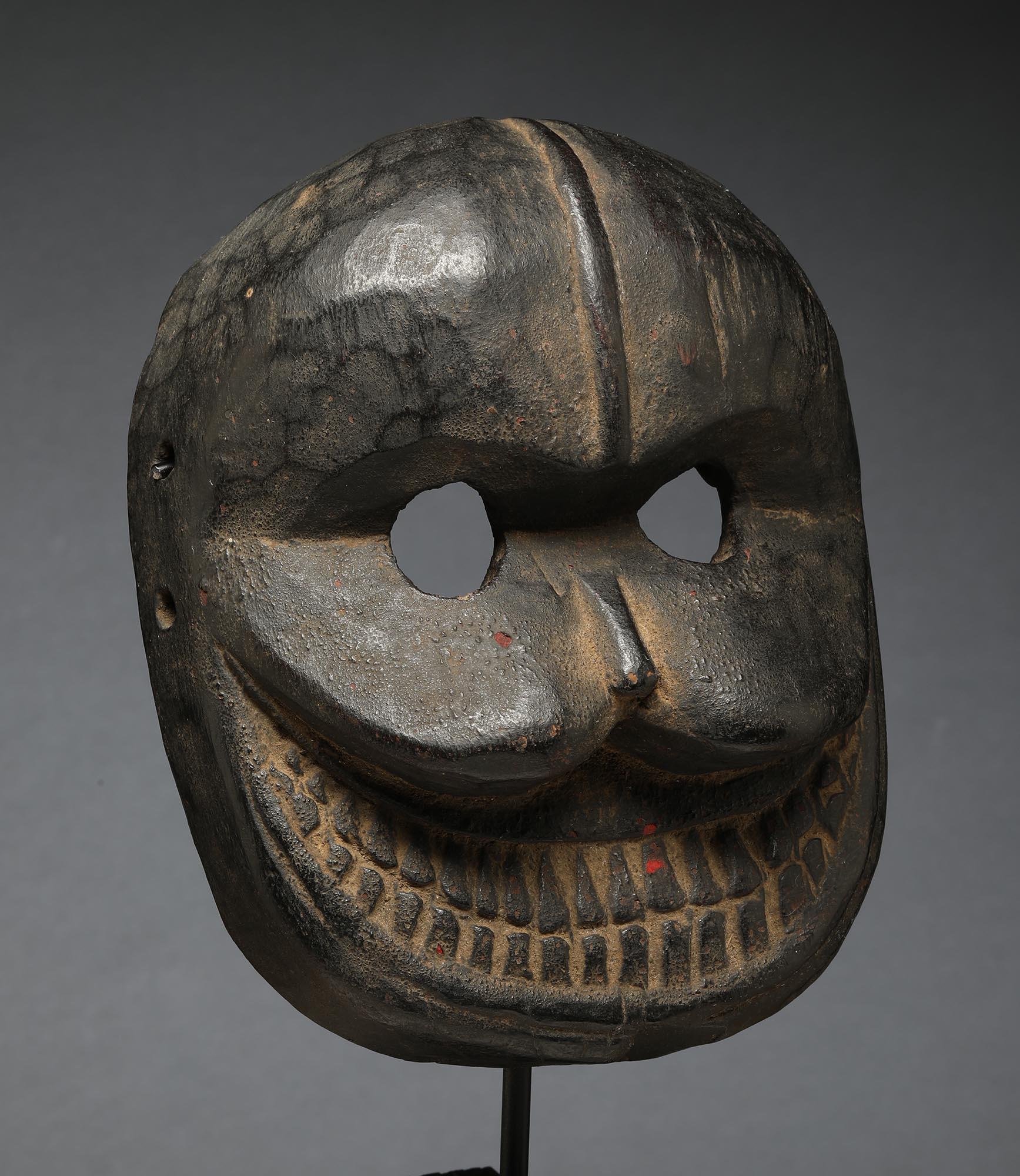 Sculpté à la main Masque de danse Népalais Citipati Wood Wood avec yeux ouverts bouche dents, masque crâne noir en vente