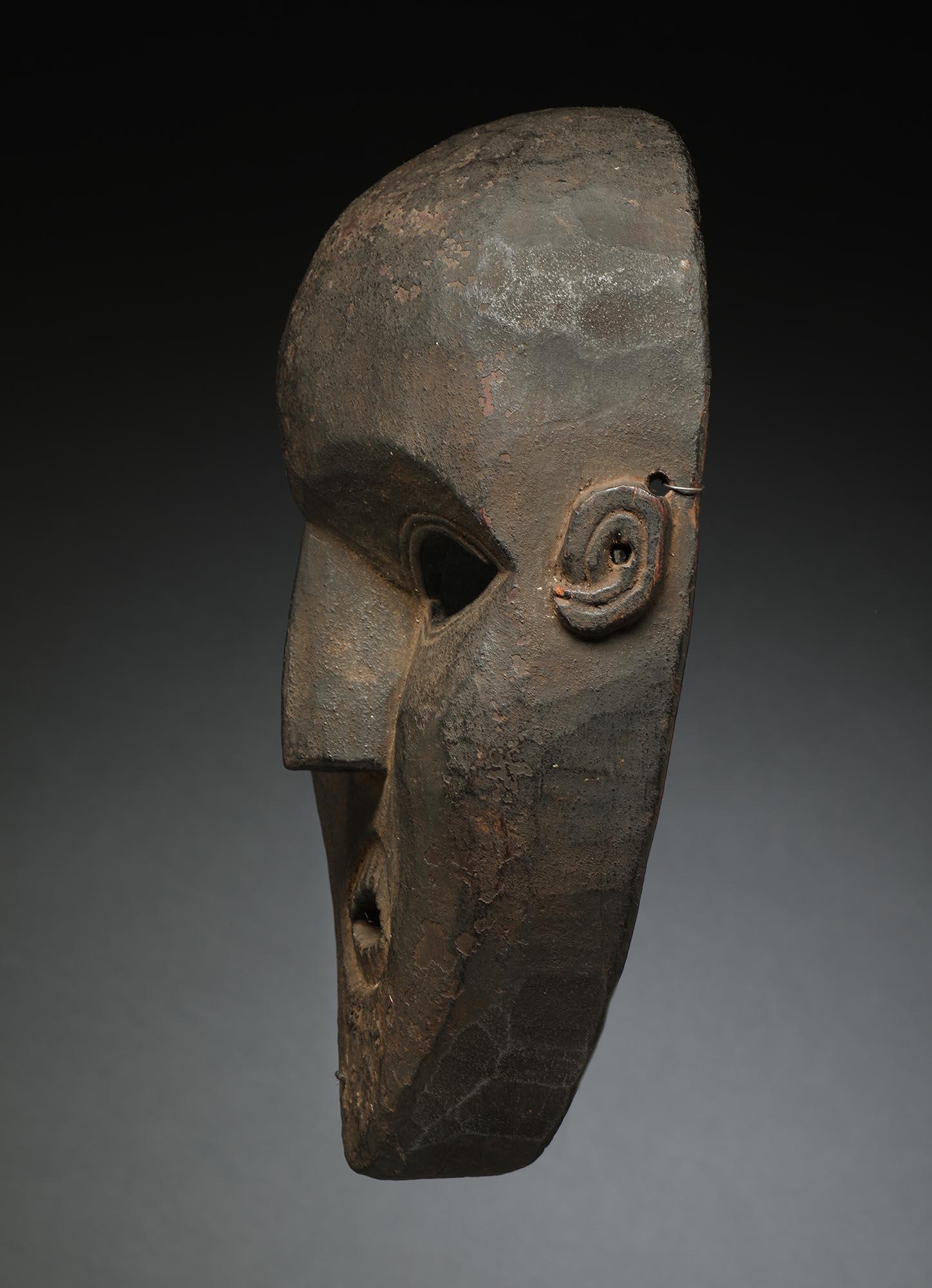 Sculpté à la main Masque de danse en bois du Népal, visage ovale avec dents ouvertes, début du 20e siècle en vente