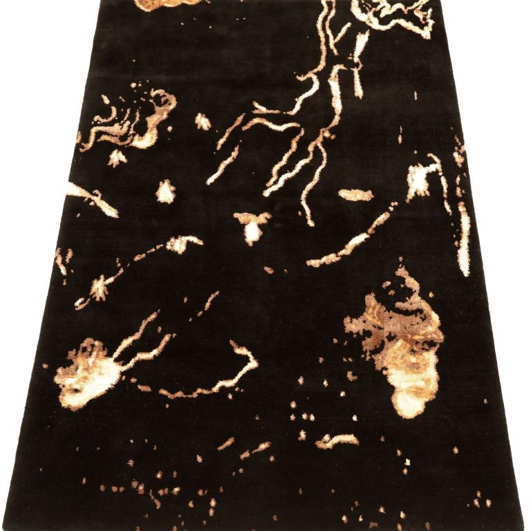 Scopri l'eleganza del Nepal Modern caratterizzato da un tappeto piccolo di CIRCA 1990. Progettato in lana e marrone-avorio, questo design esclusivo è perfetto per valorizzare il tuo spazio.