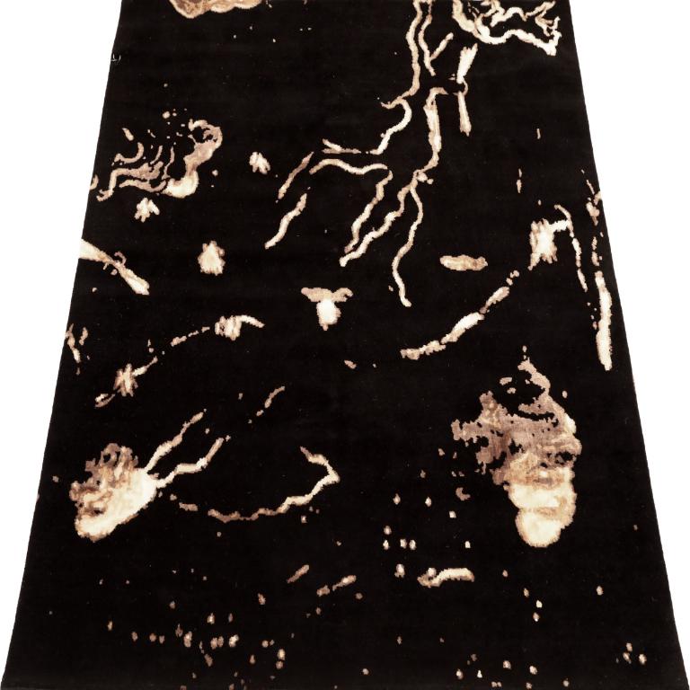 Scopri l'eleganza del Nepal Modern caratterizzato da un tappeto piccolo di CIRCA 1990. Progettato in lana e marrone-avorio, questo design esclusivo è perfetto per valorizzare il tuo spazio.