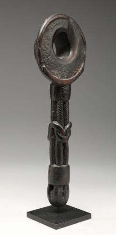 Népal ou Tibet Poignée de baratte Ghurra sculptée, nœud tissé, vieille patine foncée