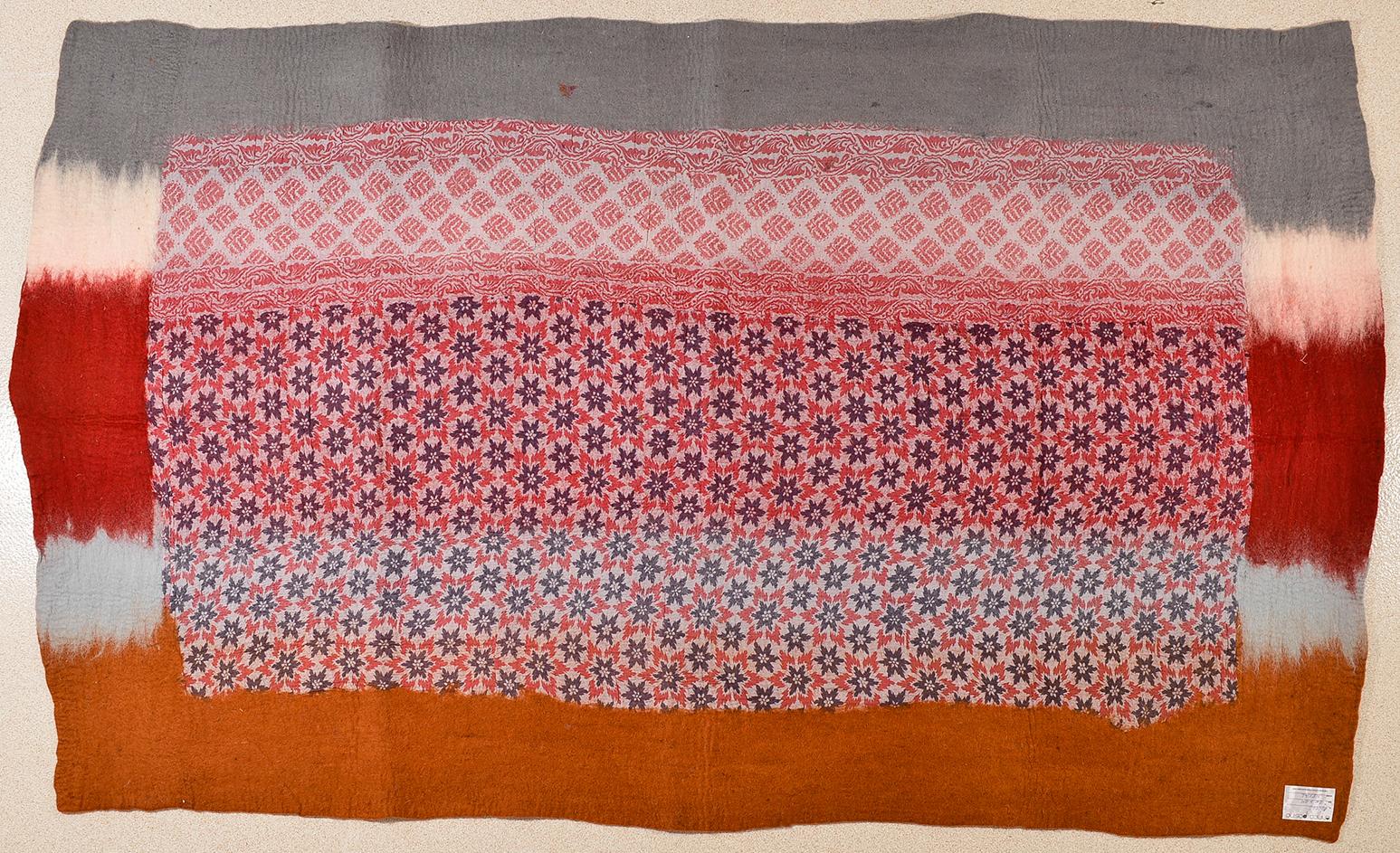 Das ist ein Original Nepal Teppich oder Panel mit zwei Seiten: eine mit Filz für Winterdecke ist perfekt in dieser Saison, Winter.  Es ist weich und warm.
Geeignet für Kopfteil auch in einem modernen Haus, oder ruht auf einem Sofa.
Das ist ein