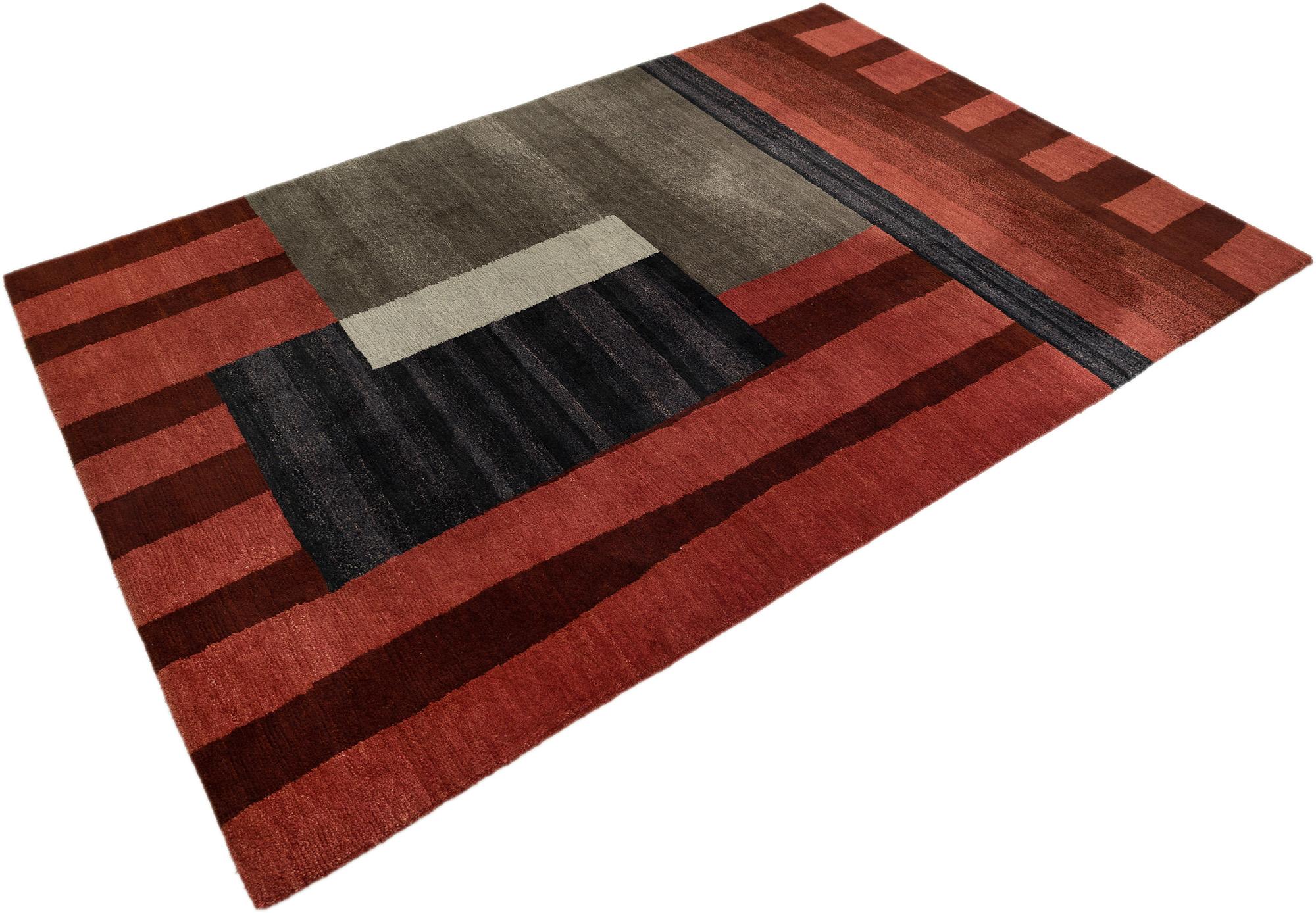 Handgeknüpfter nepalesischer Tibet-Teppich, gewebt mit traditioneller Handwerkskunst aus dem Himalaya.

Ein kühnes modernistisches Design mit abstrakten geometrischen Blöcken in Rot, Grau, Schwarz und sanften Beigetönen. Die Komposition betont den