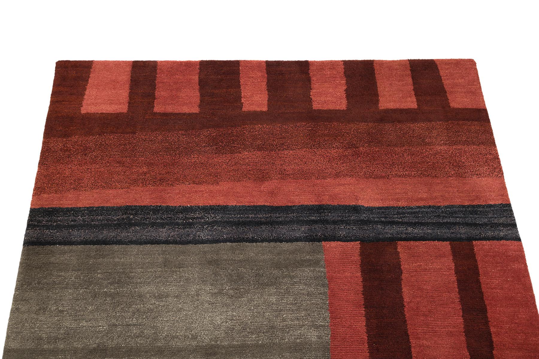 Tibetischer Teppich aus Nepal (rot, grau, schwarz und weiche Beigetöne, 300cm x 206cm) (Handgeknüpft) im Angebot