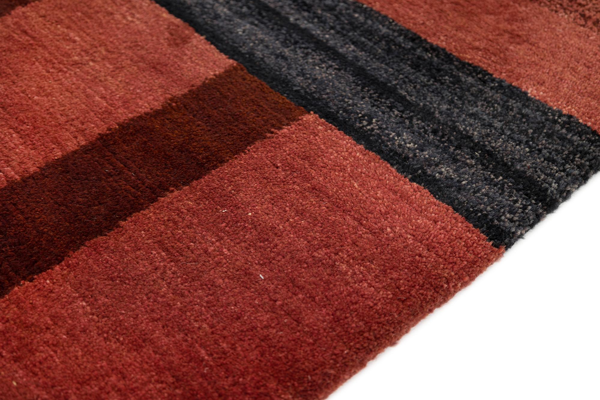 Tibetischer Teppich aus Nepal (rot, grau, schwarz und weiche Beigetöne, 300cm x 206cm) (21. Jahrhundert und zeitgenössisch) im Angebot