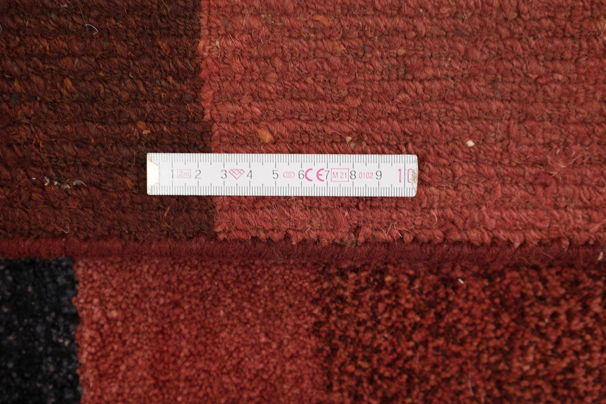 Tibetischer Teppich aus Nepal (rot, grau, schwarz und weiche Beigetöne, 300cm x 206cm) im Angebot 1